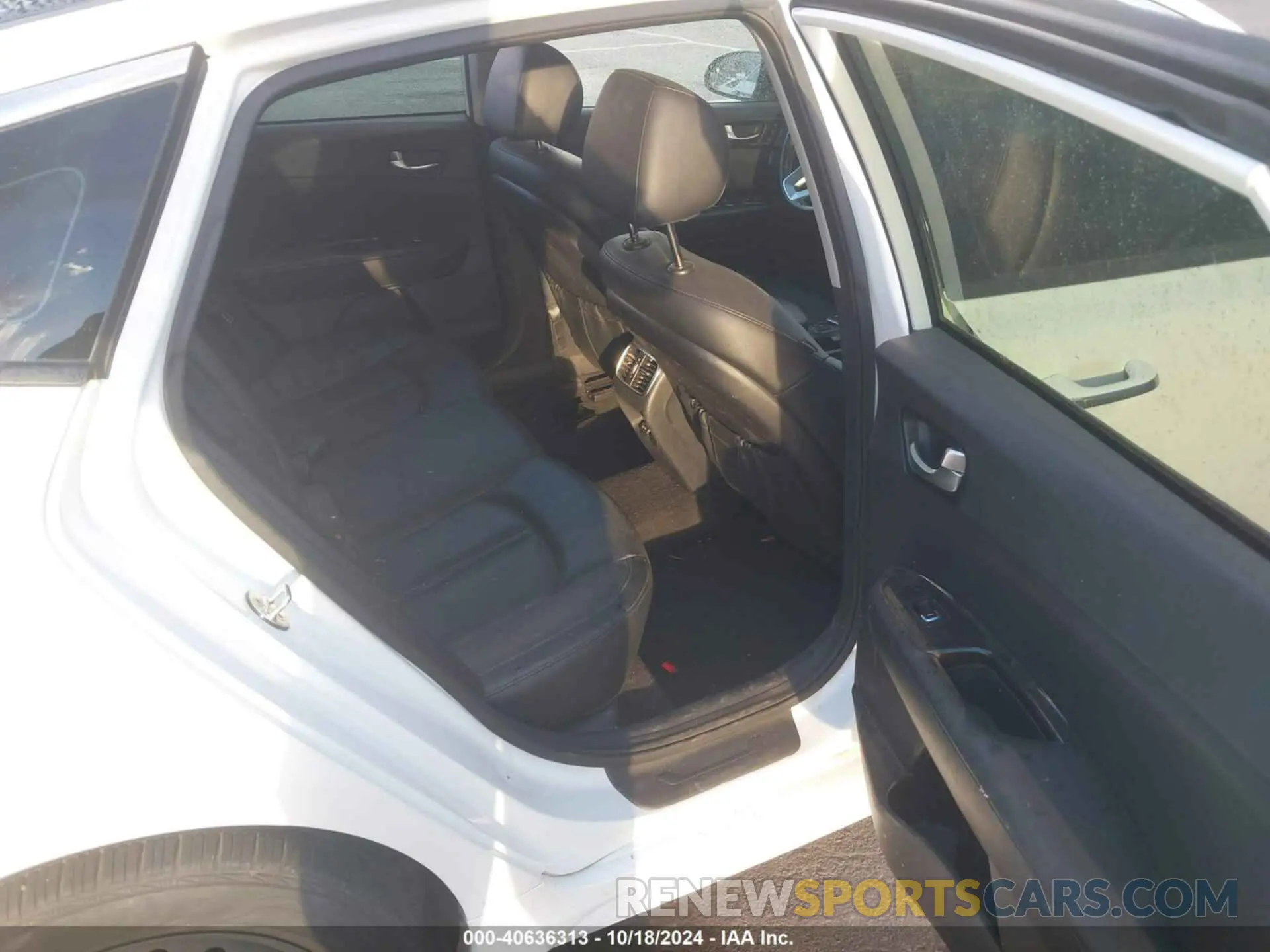 8 Photograph of a damaged car 5XXGU4L14KG302388 KIA OPTIMA 2019