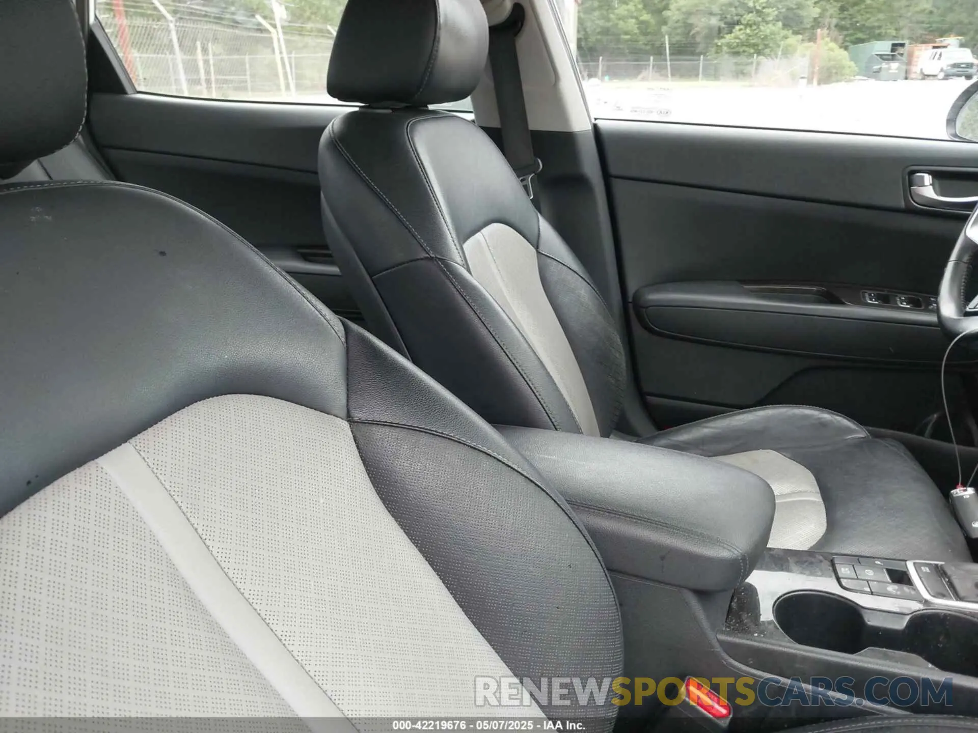 5 Photograph of a damaged car 5XXGU4L18KG286177 KIA OPTIMA 2019