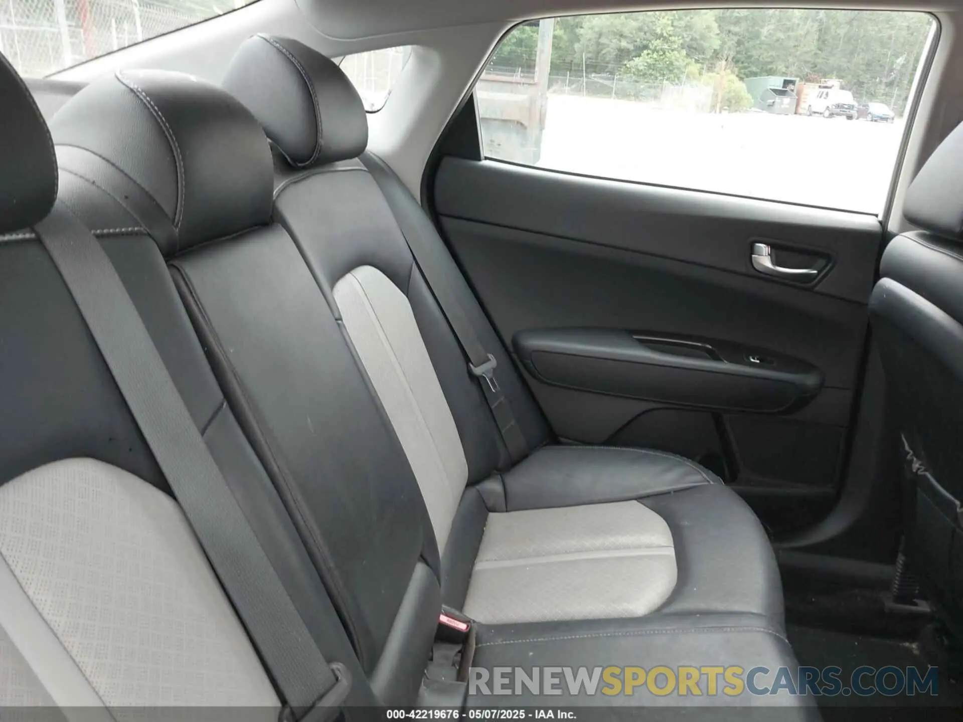 8 Photograph of a damaged car 5XXGU4L18KG286177 KIA OPTIMA 2019