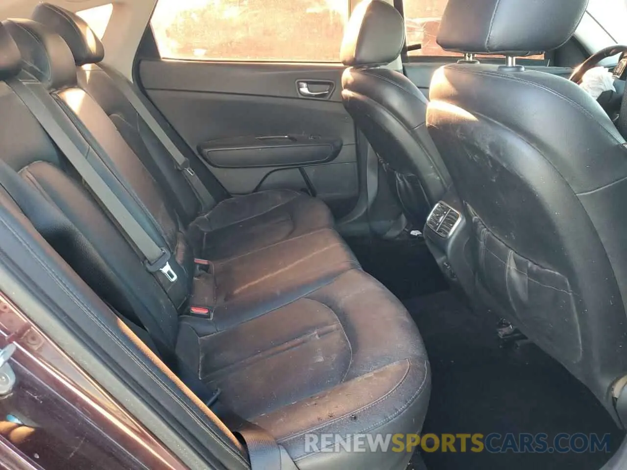 10 Photograph of a damaged car 5XXGU4L19KG318361 KIA OPTIMA 2019