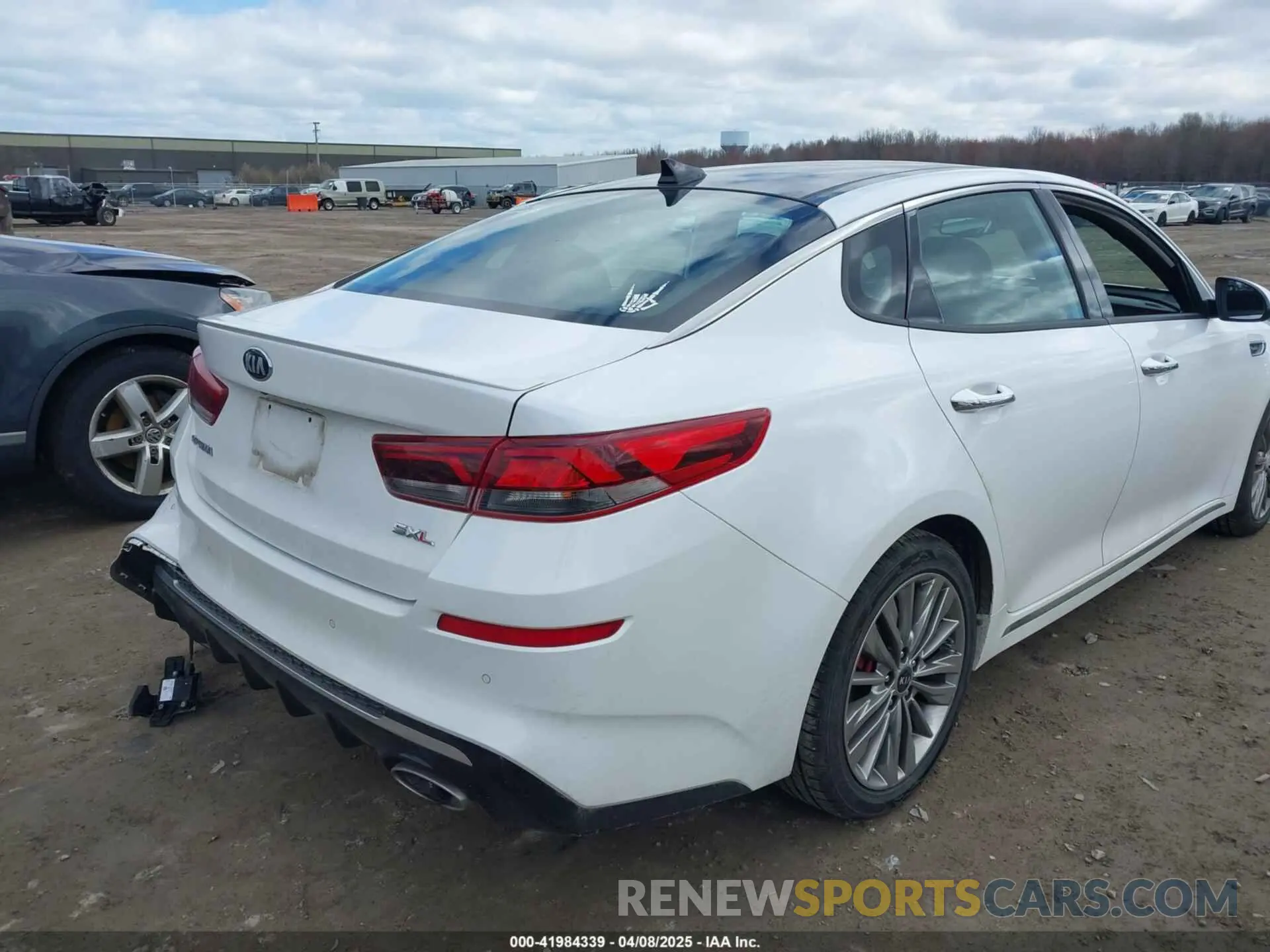 4 Photograph of a damaged car 5XXGV4L20KG310302 KIA OPTIMA 2019