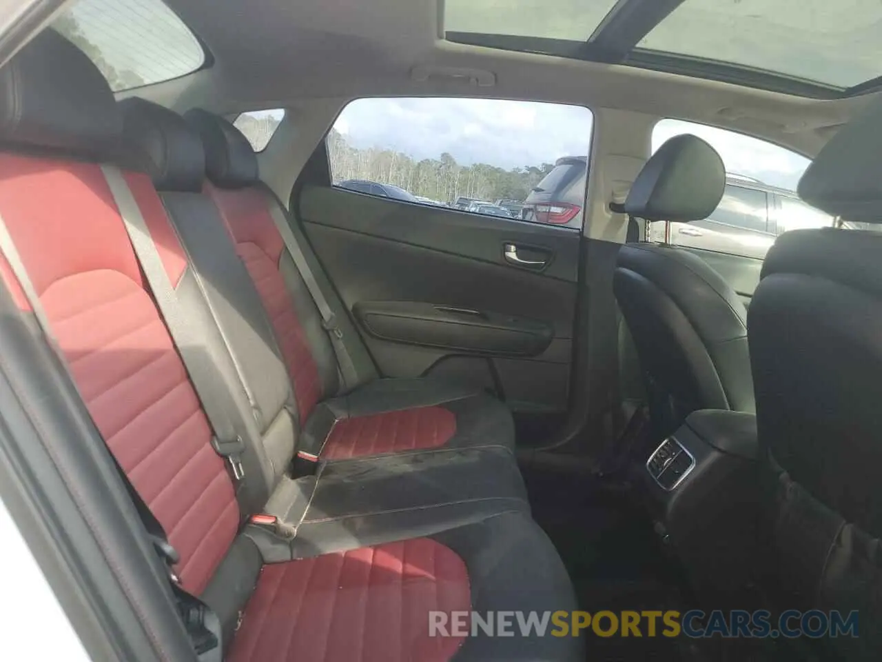 11 Photograph of a damaged car 5XXGW4L23KG310288 KIA OPTIMA 2019