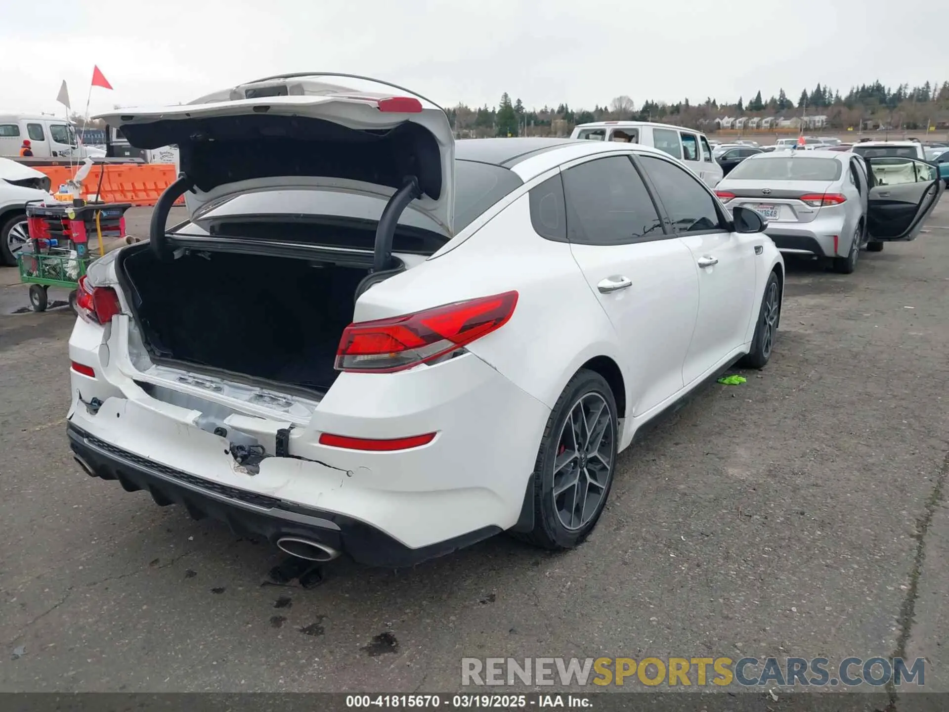 4 Photograph of a damaged car 5XXGW4L24KG313474 KIA OPTIMA 2019