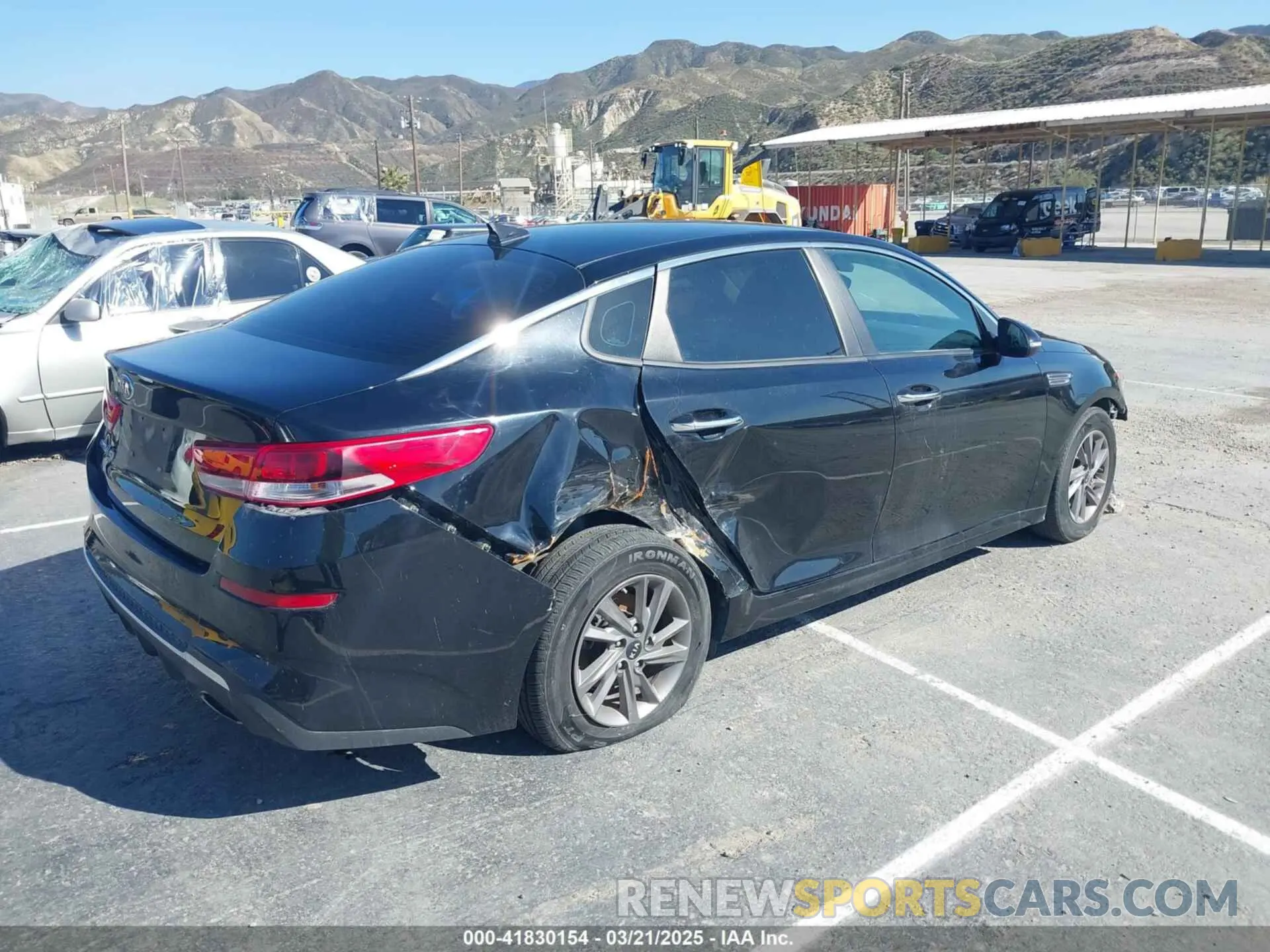 4 Photograph of a damaged car 5XXGT4L30LG396887 KIA OPTIMA 2020