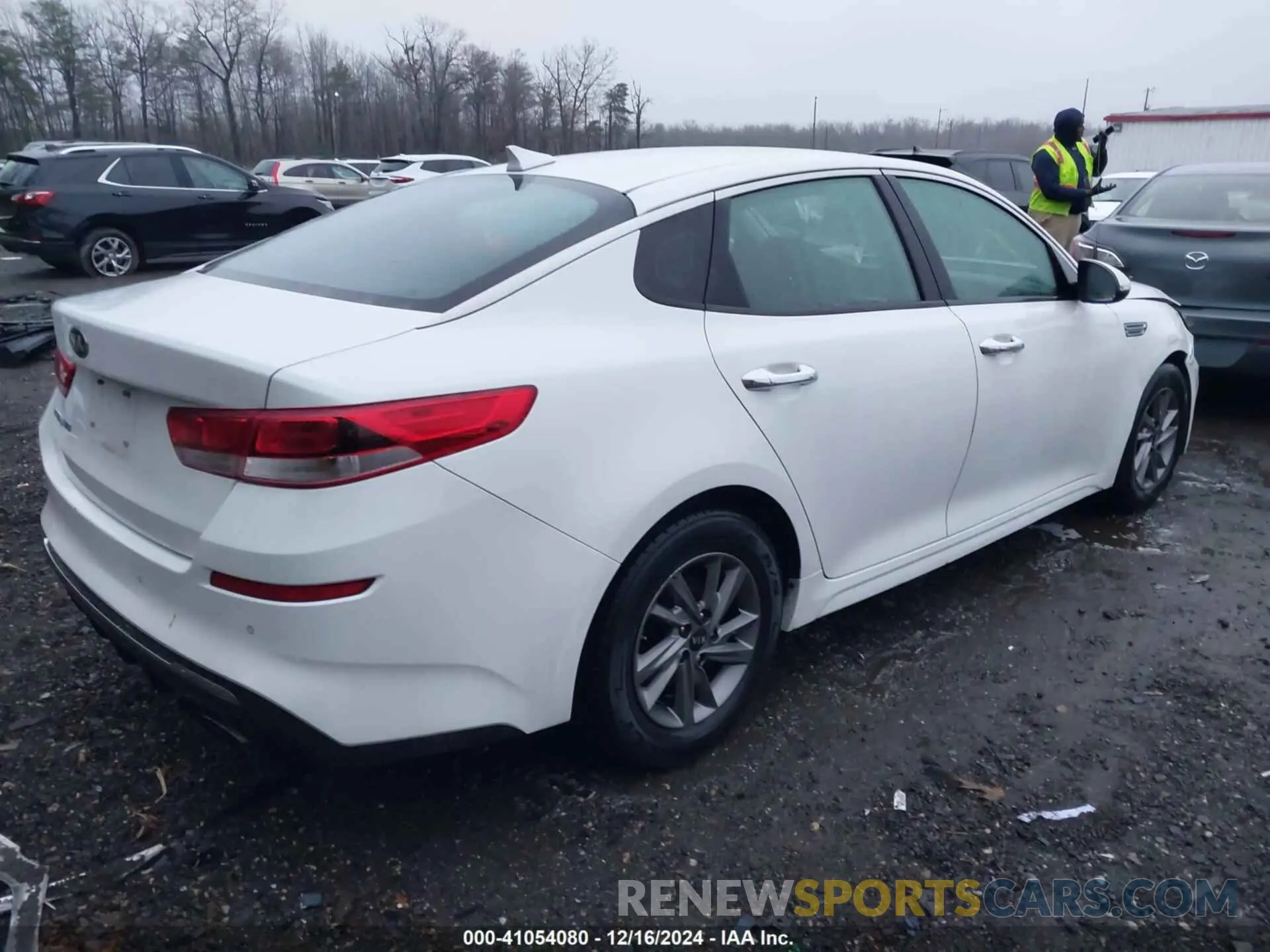 4 Photograph of a damaged car 5XXGT4L30LG407841 KIA OPTIMA 2020
