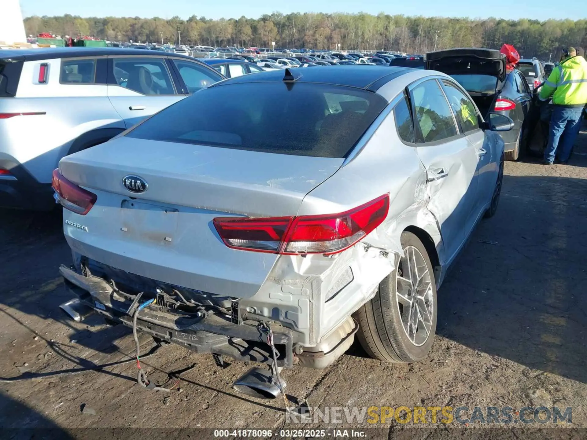 4 Photograph of a damaged car 5XXGT4L30LG440046 KIA OPTIMA 2020