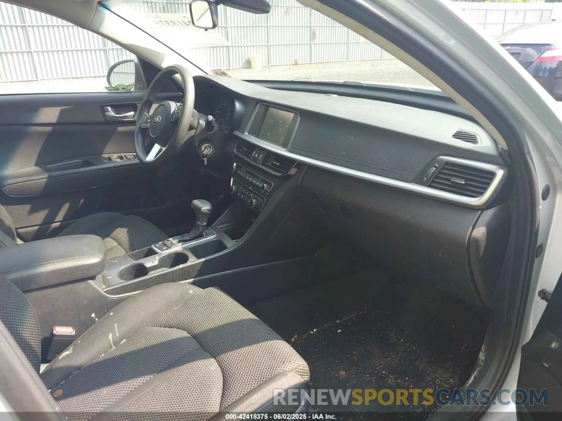 5 Photograph of a damaged car 5XXGT4L31LG381038 KIA OPTIMA 2020