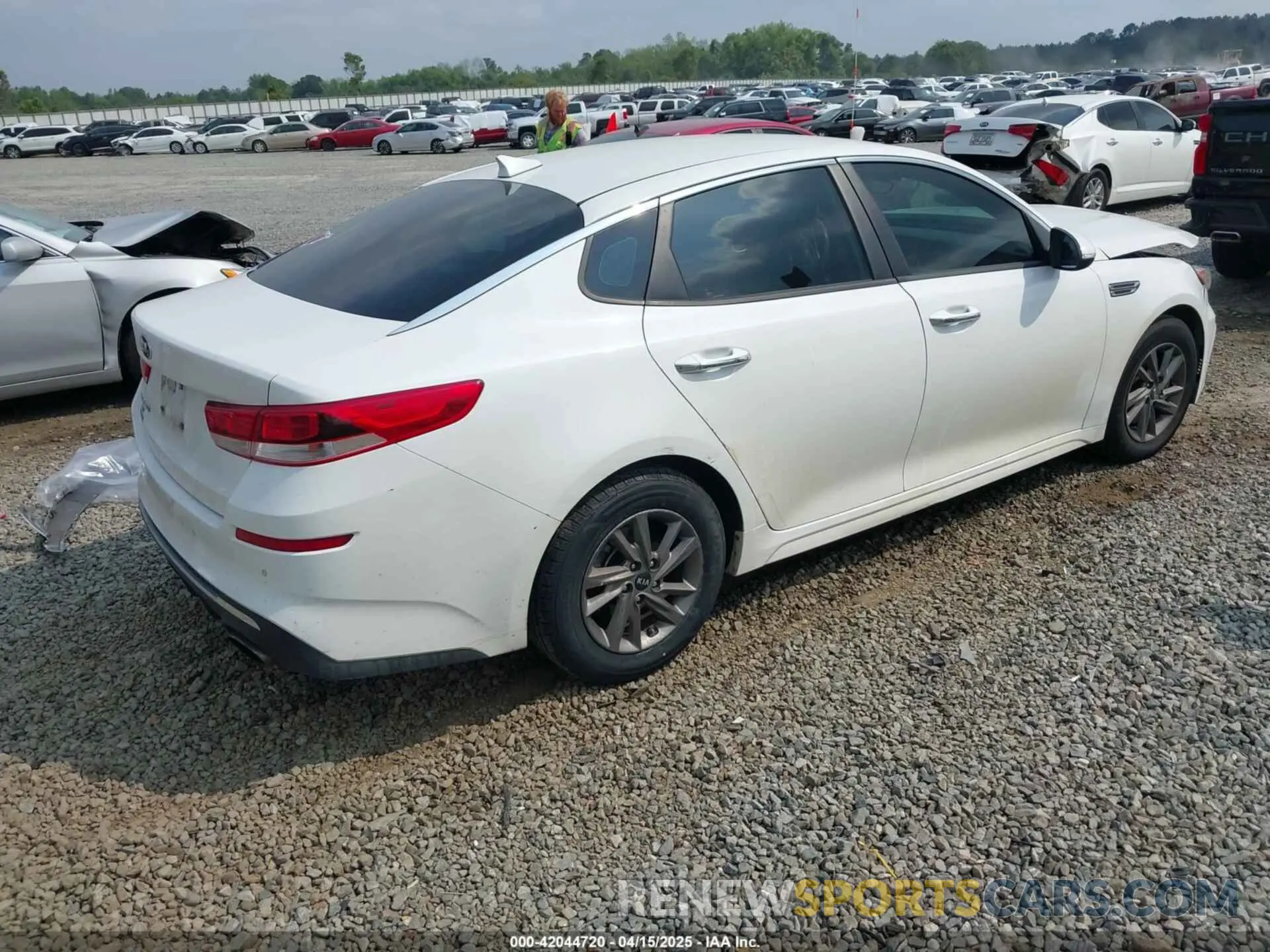 4 Photograph of a damaged car 5XXGT4L31LG381346 KIA OPTIMA 2020
