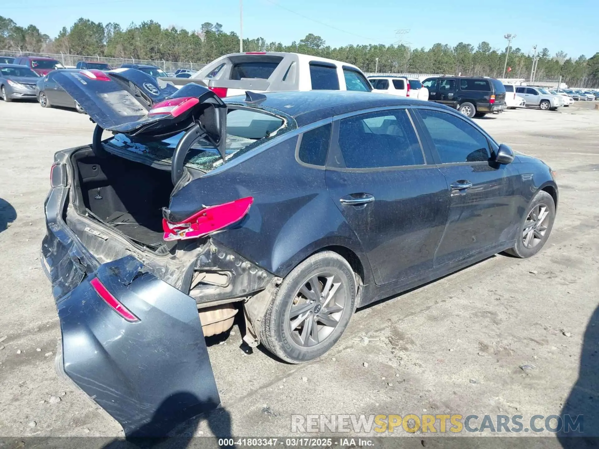 4 Photograph of a damaged car 5XXGT4L31LG385283 KIA OPTIMA 2020