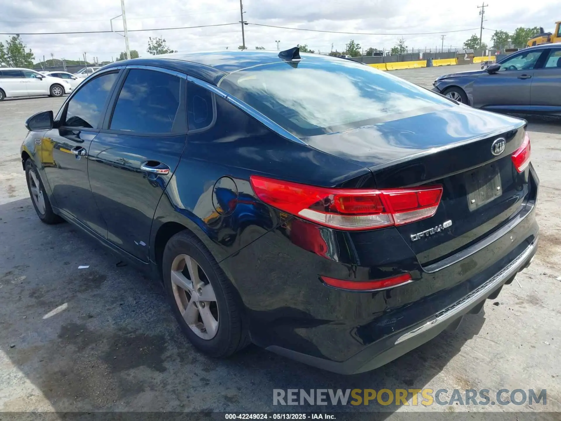 3 Photograph of a damaged car 5XXGT4L31LG391343 KIA OPTIMA 2020