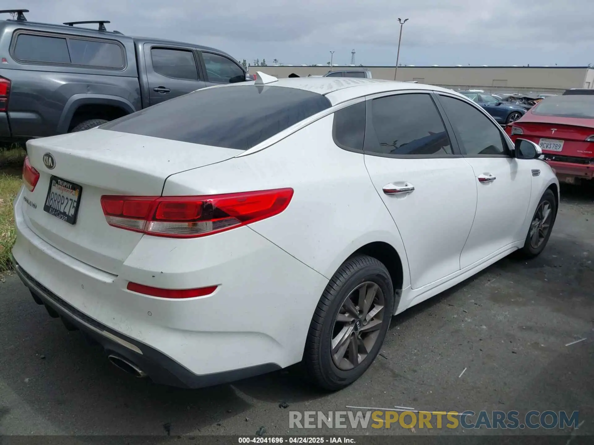 4 Photograph of a damaged car 5XXGT4L31LG415303 KIA OPTIMA 2020