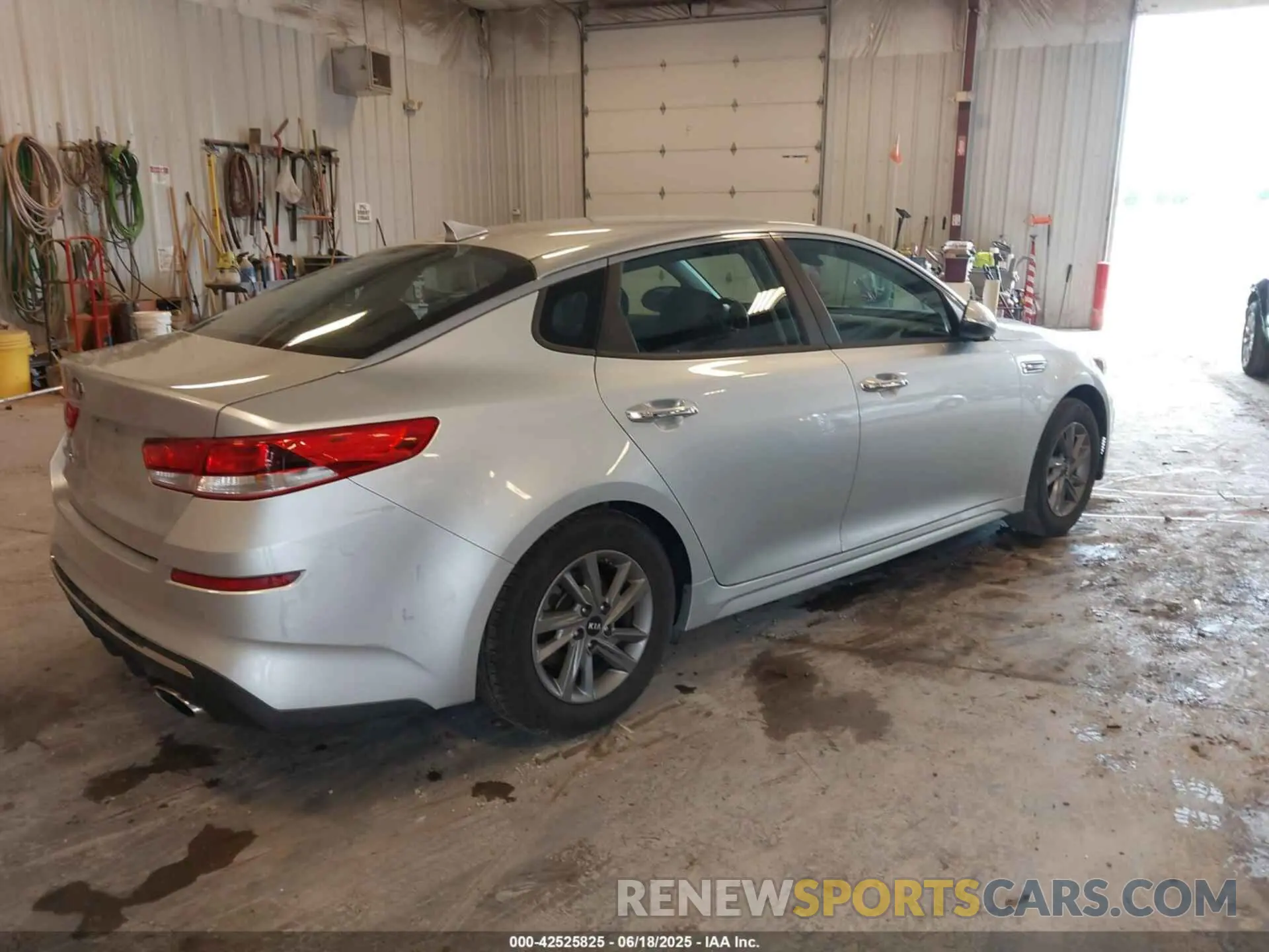 4 Photograph of a damaged car 5XXGT4L32LG424821 KIA OPTIMA 2020