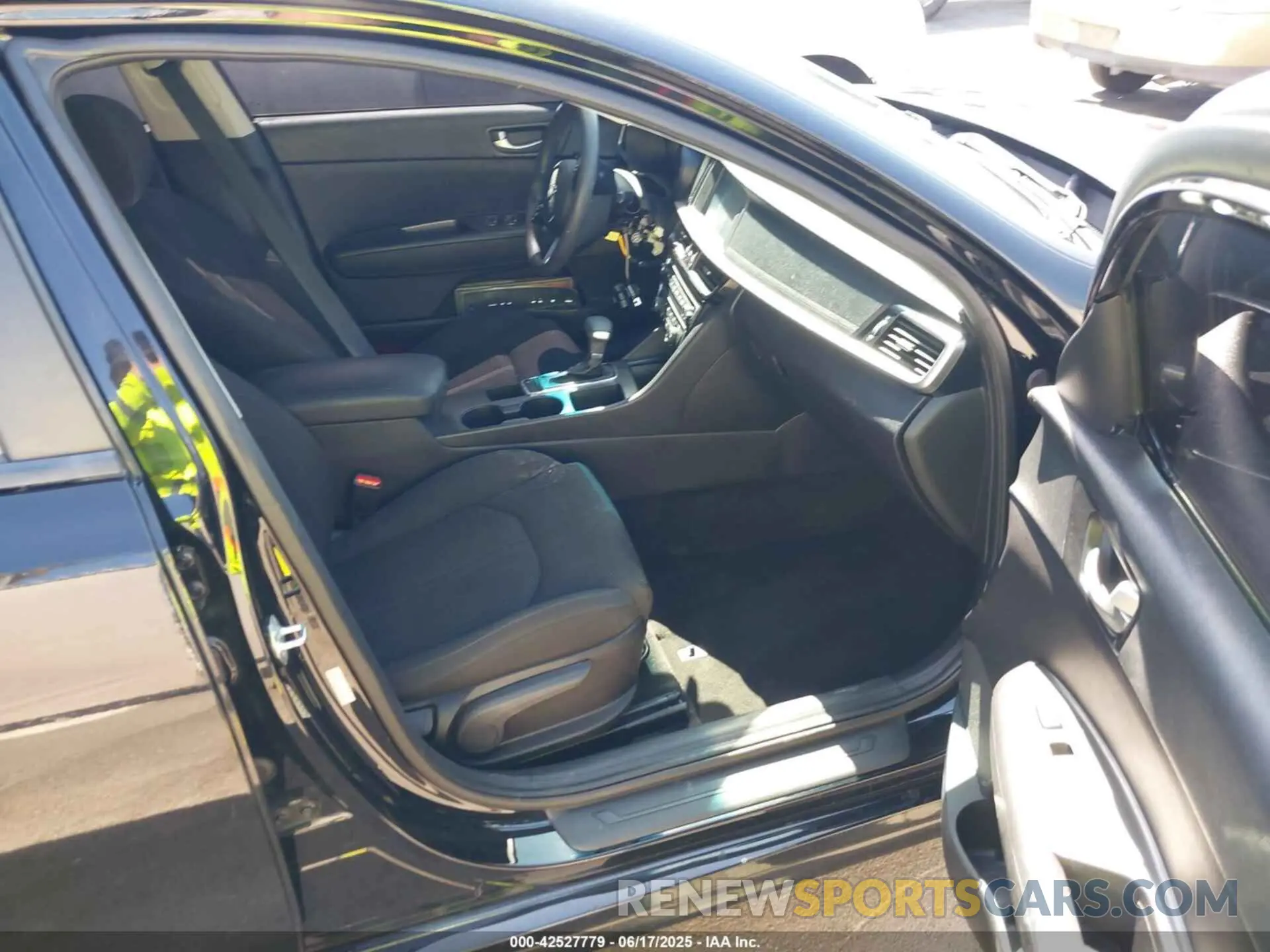 5 Photograph of a damaged car 5XXGT4L32LG432529 KIA OPTIMA 2020