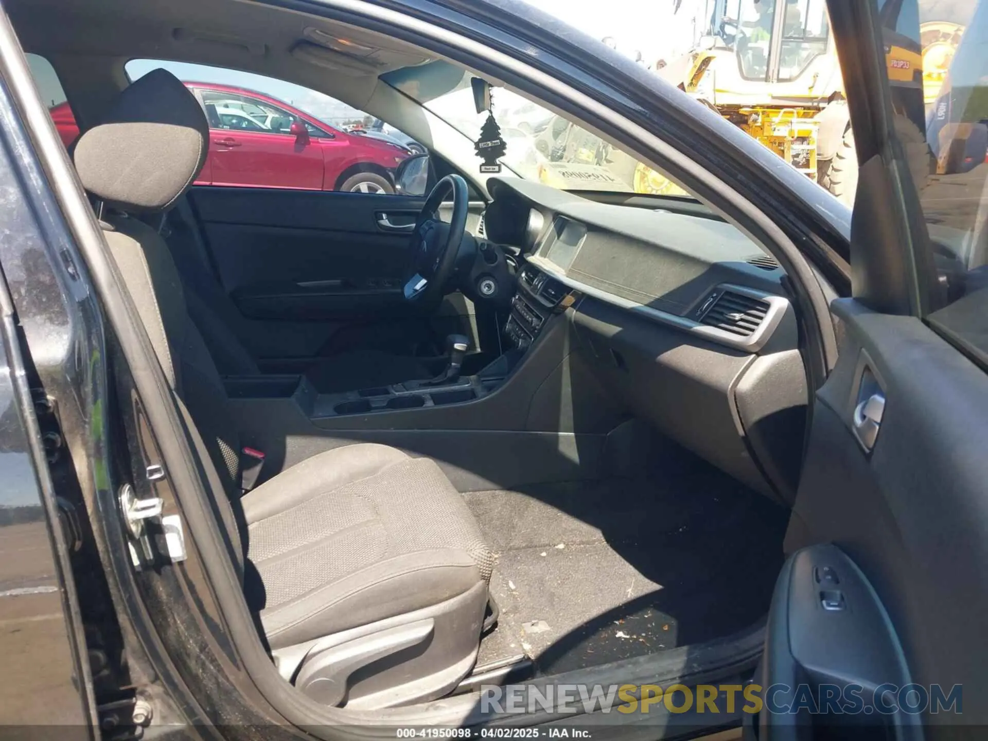 5 Photograph of a damaged car 5XXGT4L33LG384927 KIA OPTIMA 2020