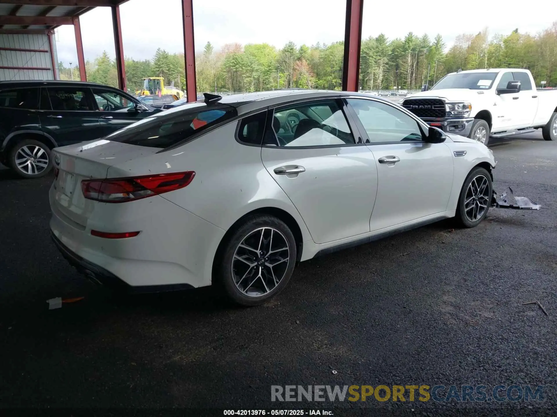 4 Photograph of a damaged car 5XXGT4L33LG429770 KIA OPTIMA 2020