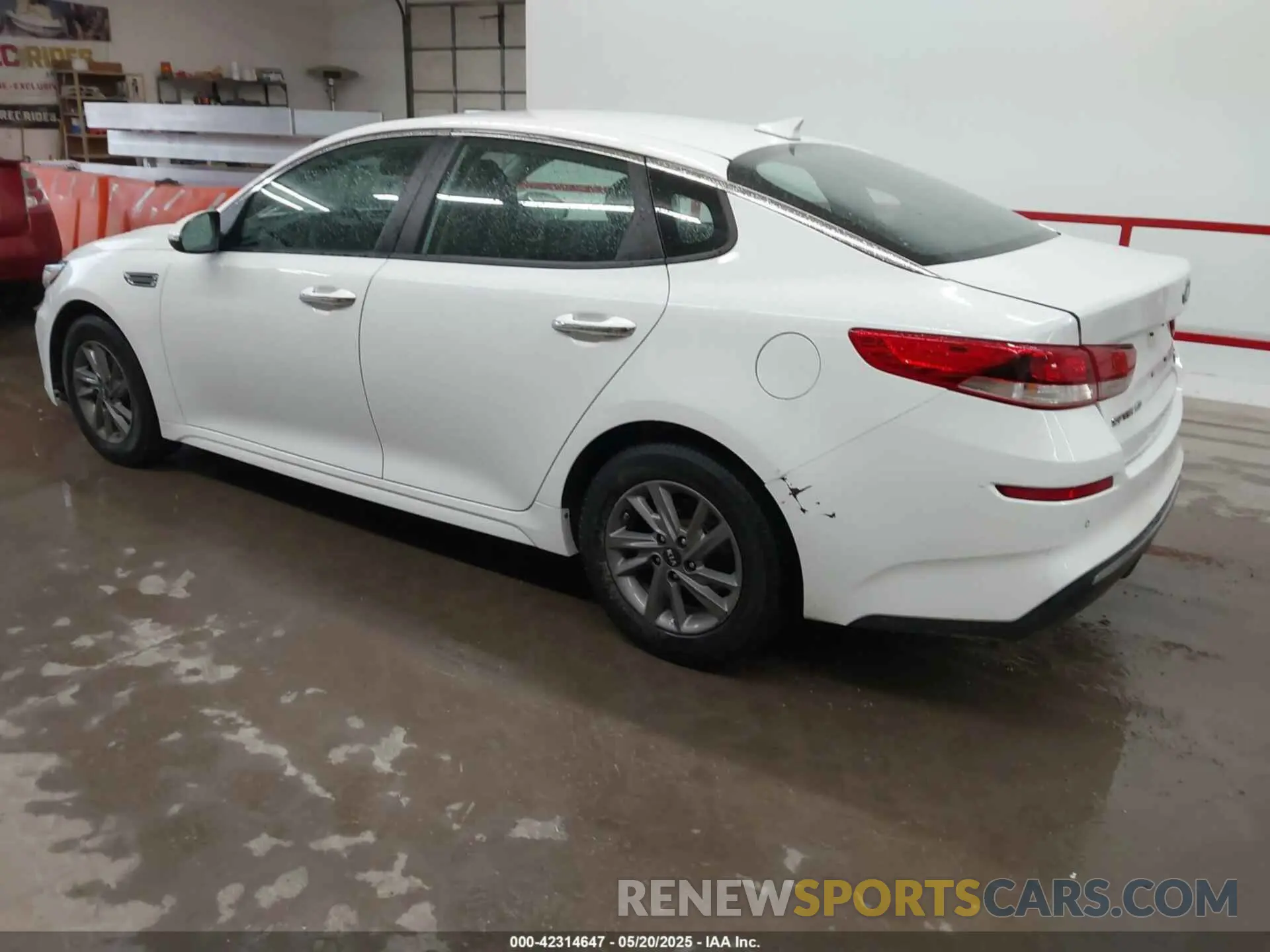 3 Photograph of a damaged car 5XXGT4L34LG418924 KIA OPTIMA 2020
