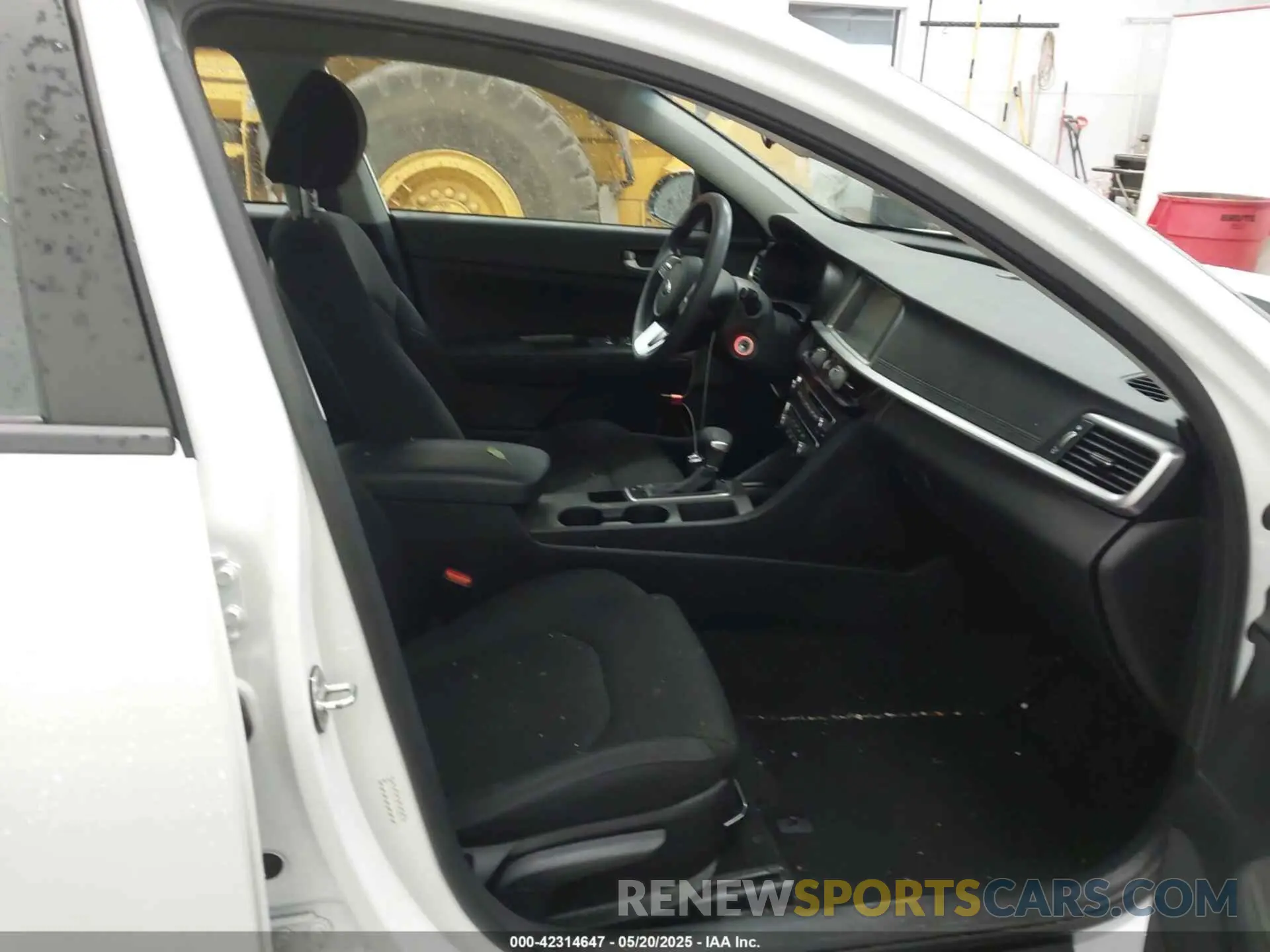 5 Photograph of a damaged car 5XXGT4L34LG418924 KIA OPTIMA 2020