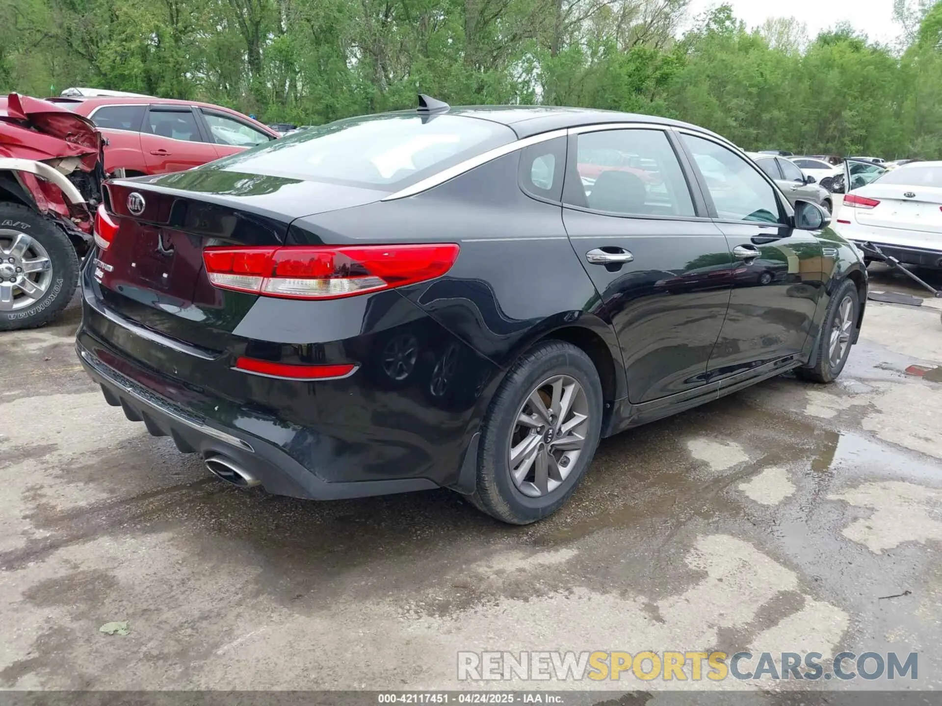 4 Photograph of a damaged car 5XXGT4L34LG427476 KIA OPTIMA 2020