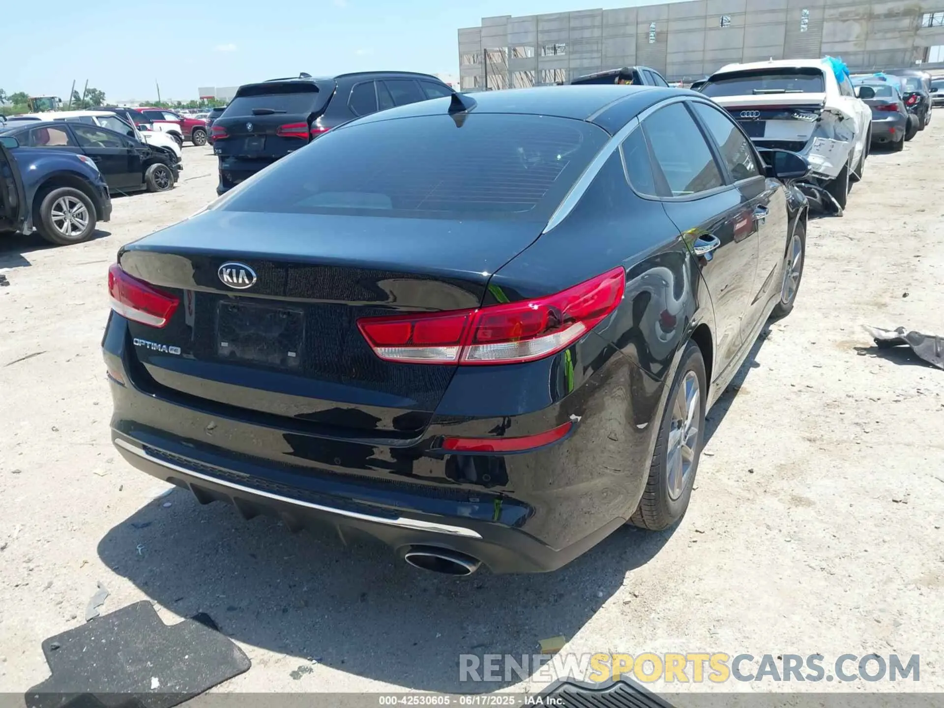 4 Photograph of a damaged car 5XXGT4L34LG442771 KIA OPTIMA 2020