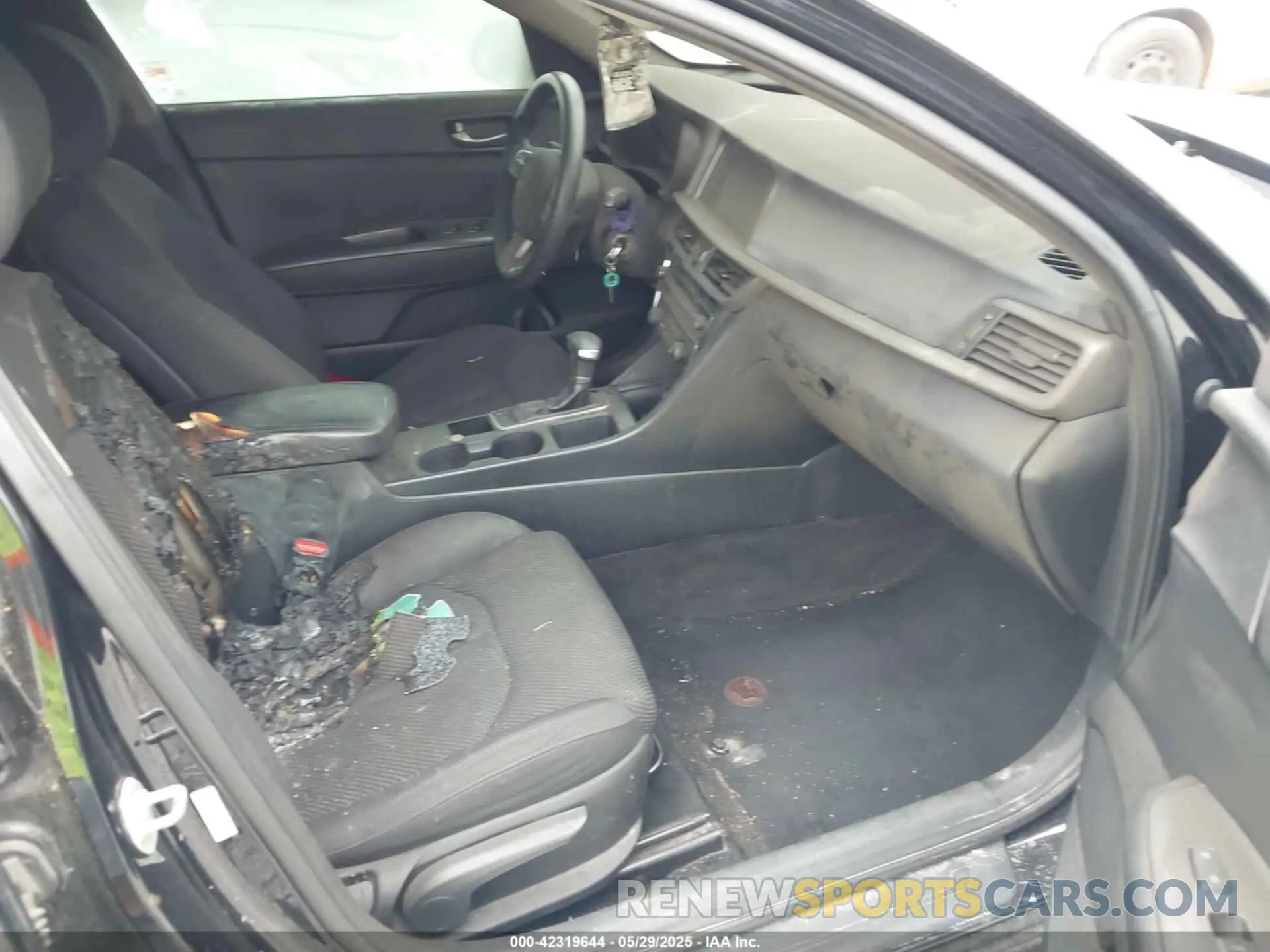 5 Photograph of a damaged car 5XXGT4L35LG384086 KIA OPTIMA 2020