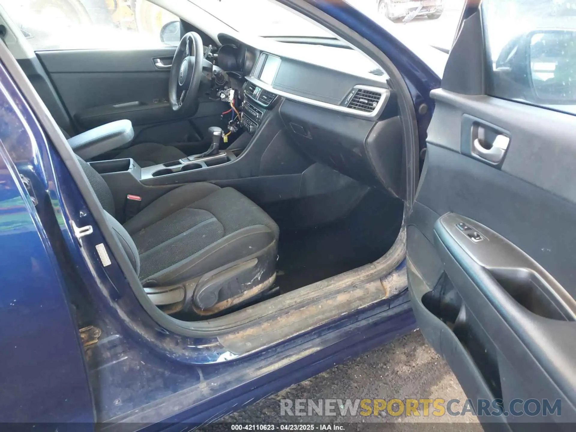 5 Photograph of a damaged car 5XXGT4L35LG386713 KIA OPTIMA 2020