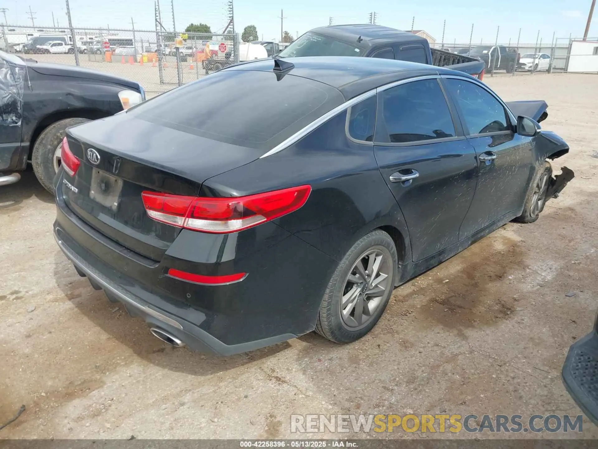 4 Photograph of a damaged car 5XXGT4L35LG395007 KIA OPTIMA 2020