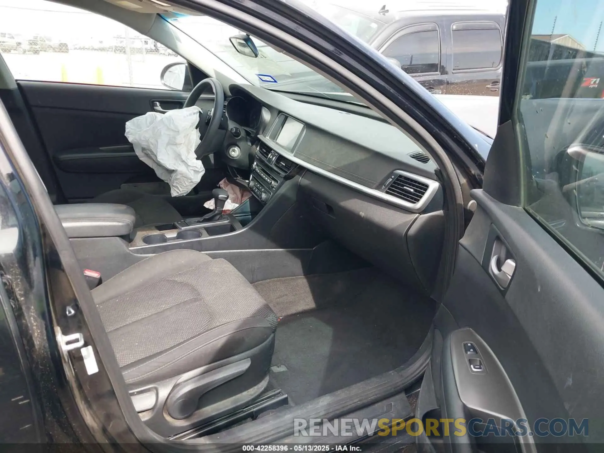 5 Photograph of a damaged car 5XXGT4L35LG395007 KIA OPTIMA 2020