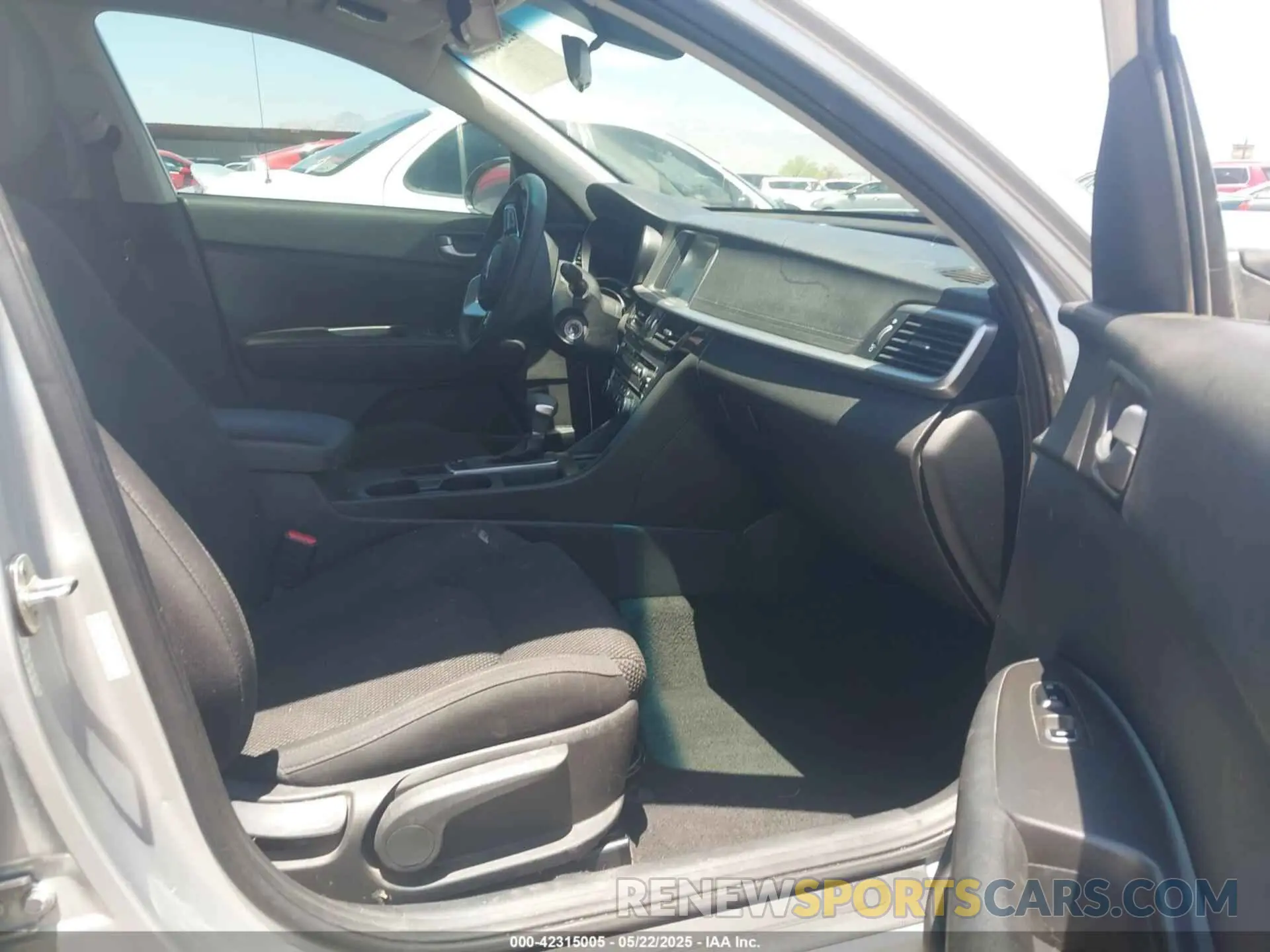 5 Photograph of a damaged car 5XXGT4L35LG401081 KIA OPTIMA 2020