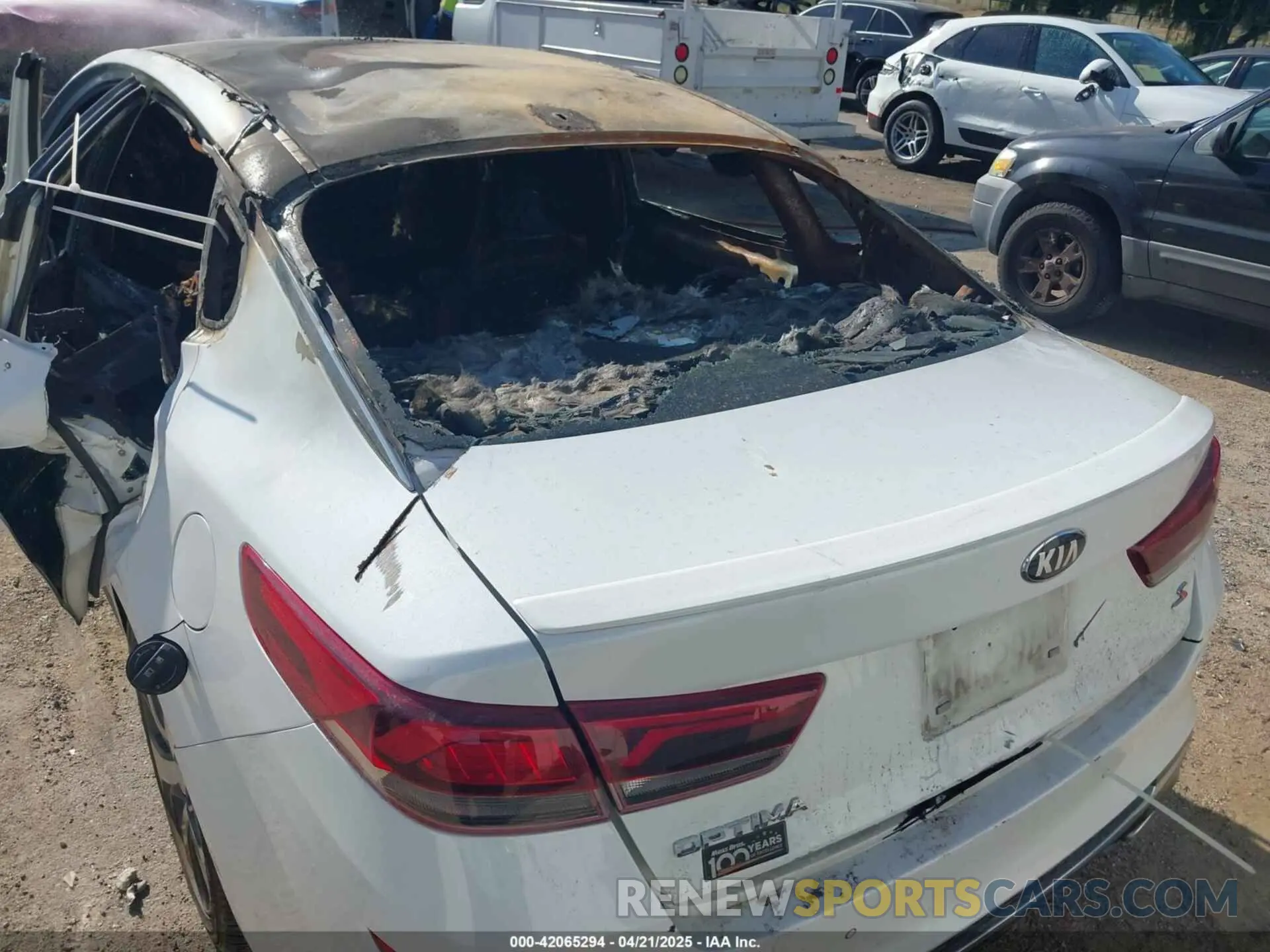 11 Photograph of a damaged car 5XXGT4L35LG417118 KIA OPTIMA 2020