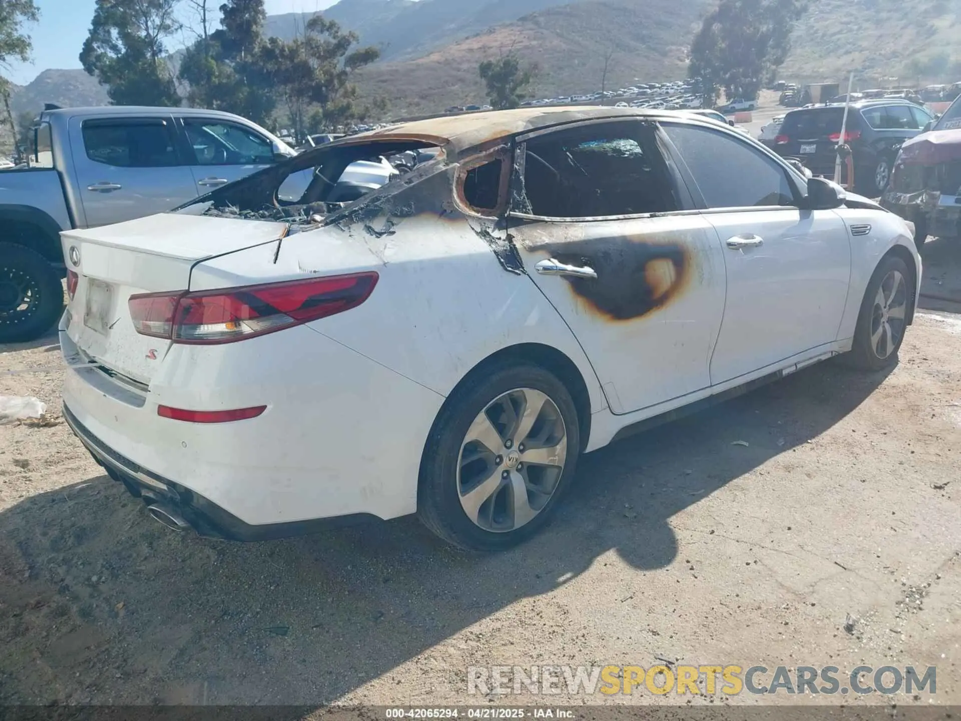4 Photograph of a damaged car 5XXGT4L35LG417118 KIA OPTIMA 2020