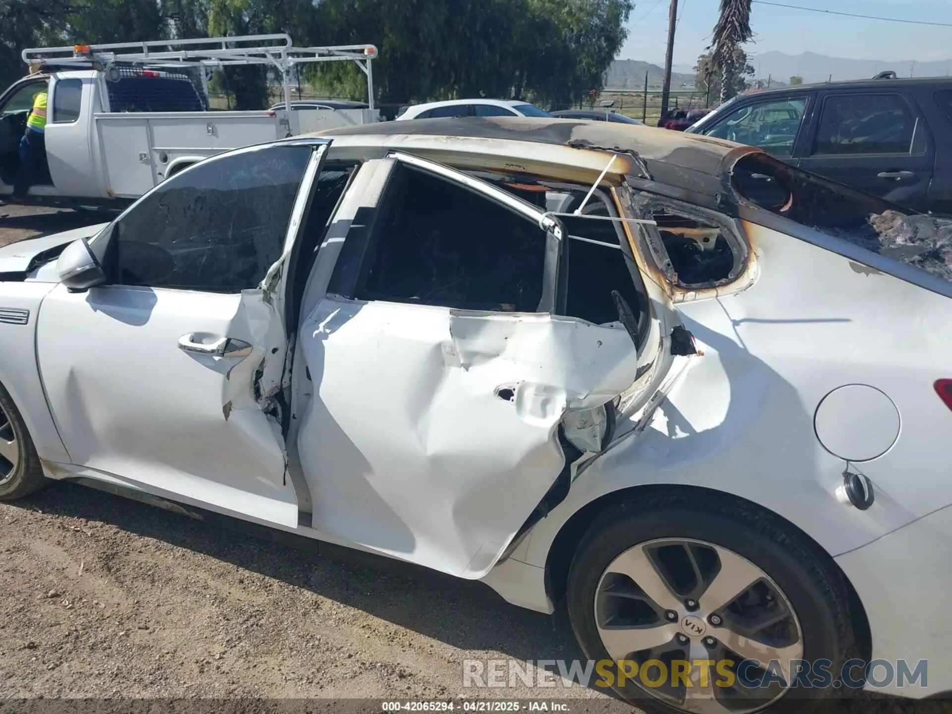 6 Photograph of a damaged car 5XXGT4L35LG417118 KIA OPTIMA 2020