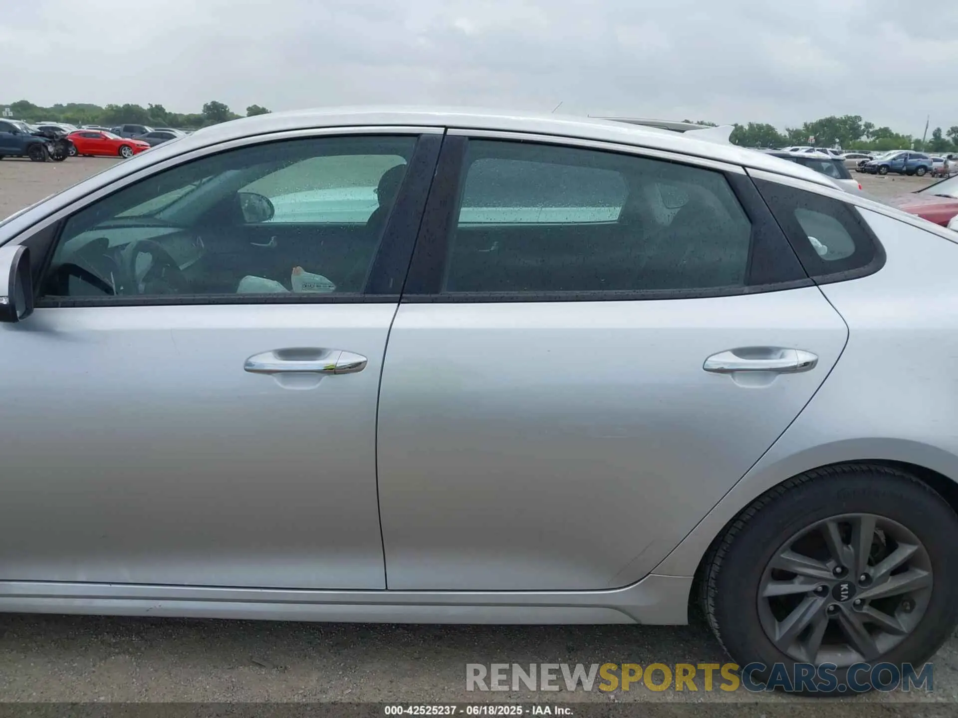 14 Photograph of a damaged car 5XXGT4L36LG389815 KIA OPTIMA 2020