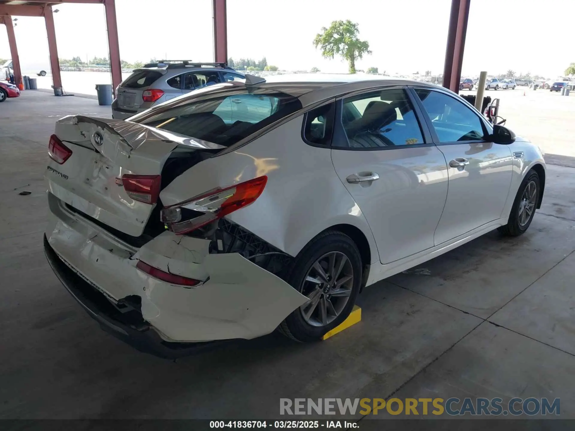 4 Photograph of a damaged car 5XXGT4L36LG393377 KIA OPTIMA 2020