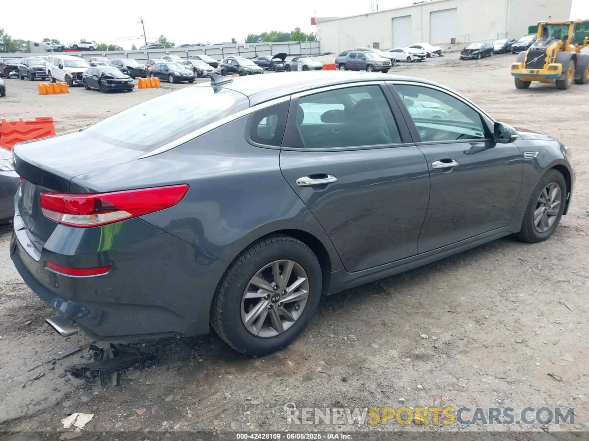 4 Photograph of a damaged car 5XXGT4L37LG385708 KIA OPTIMA 2020