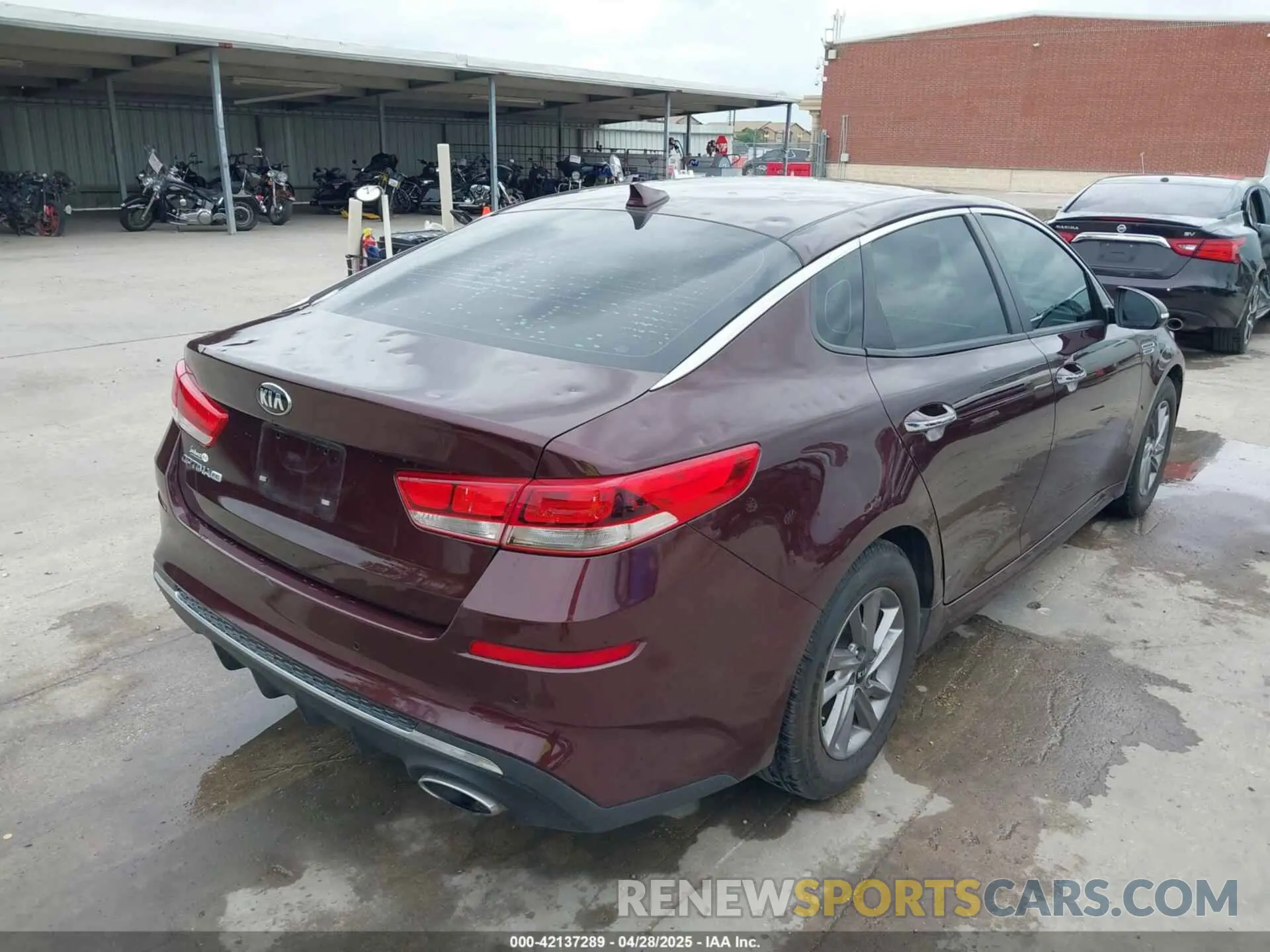 4 Photograph of a damaged car 5XXGT4L37LG402118 KIA OPTIMA 2020