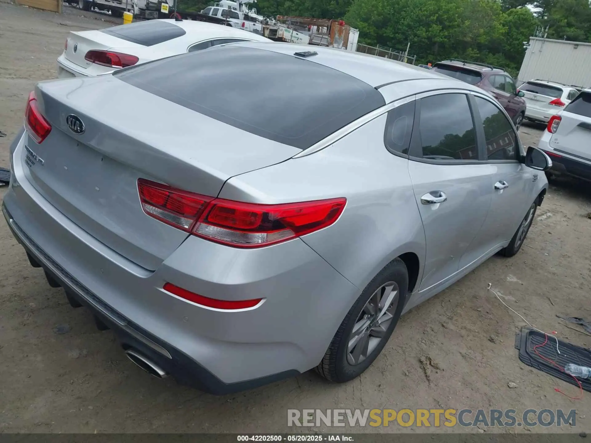 4 Photograph of a damaged car 5XXGT4L38LG381098 KIA OPTIMA 2020