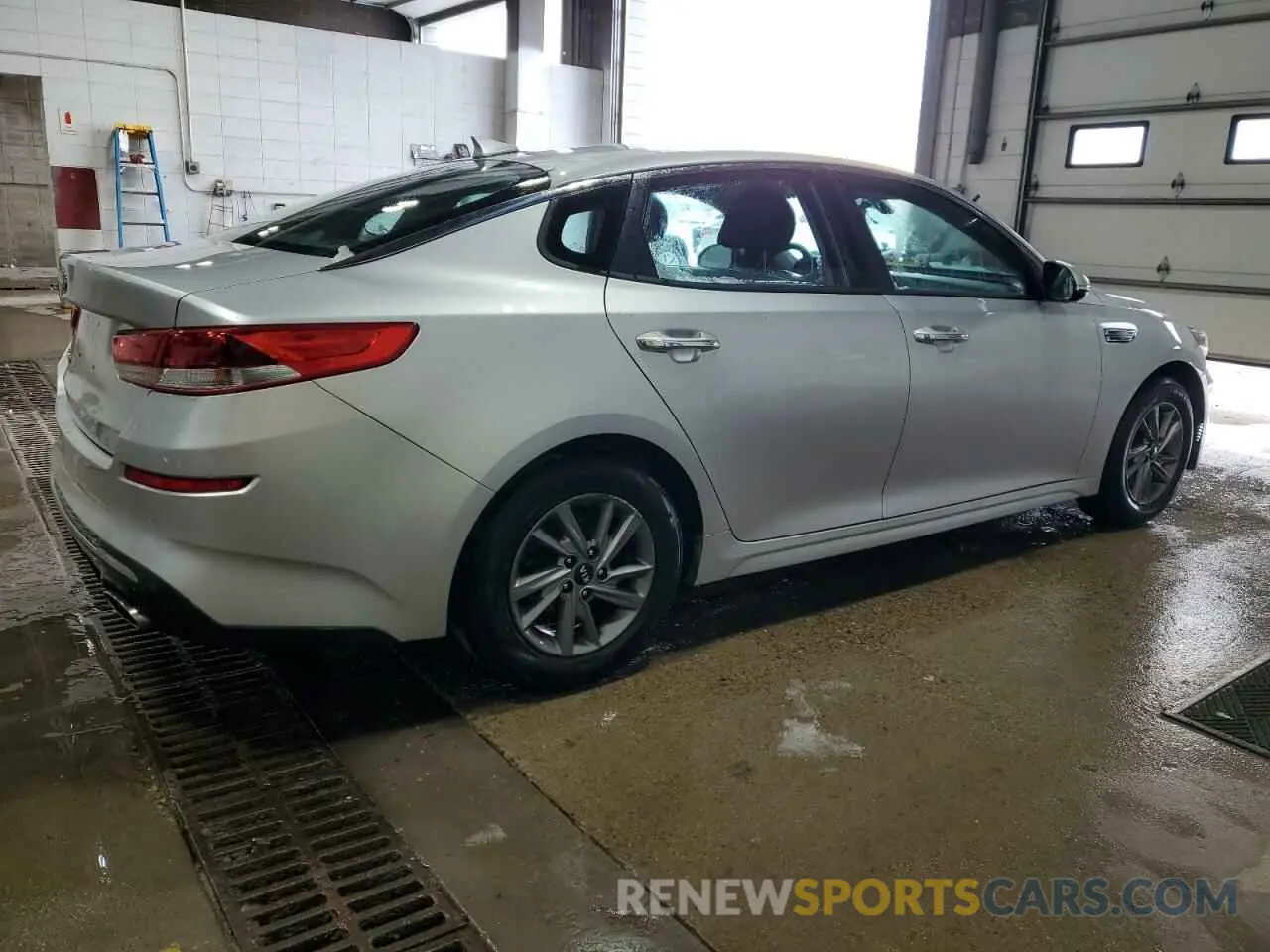 3 Photograph of a damaged car 5XXGT4L38LG381795 KIA OPTIMA 2020