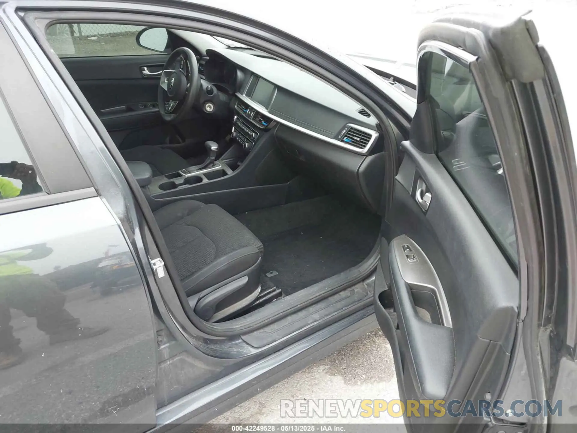 5 Photograph of a damaged car 5XXGT4L38LG386043 KIA OPTIMA 2020