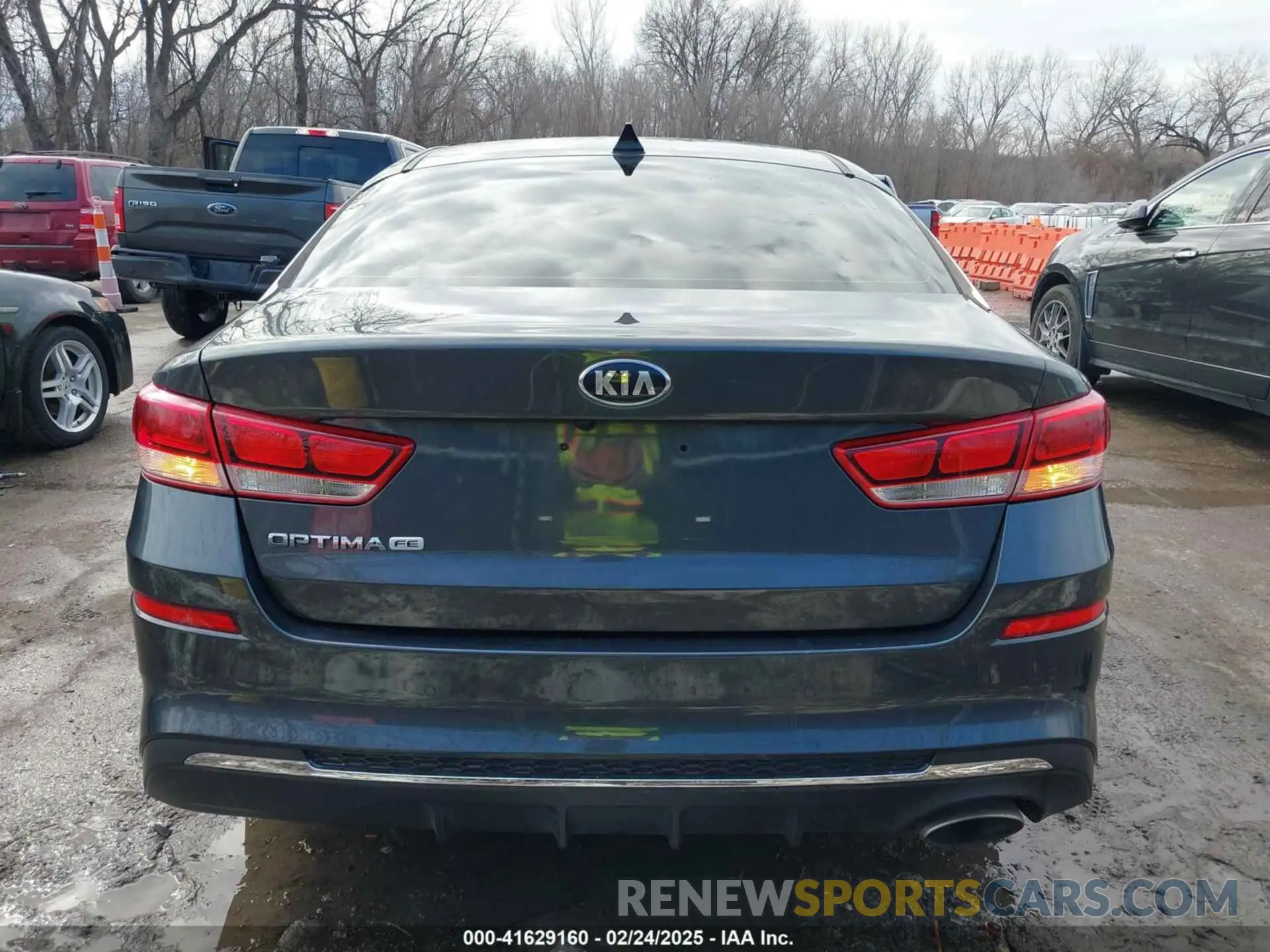 17 Photograph of a damaged car 5XXGT4L38LG387015 KIA OPTIMA 2020