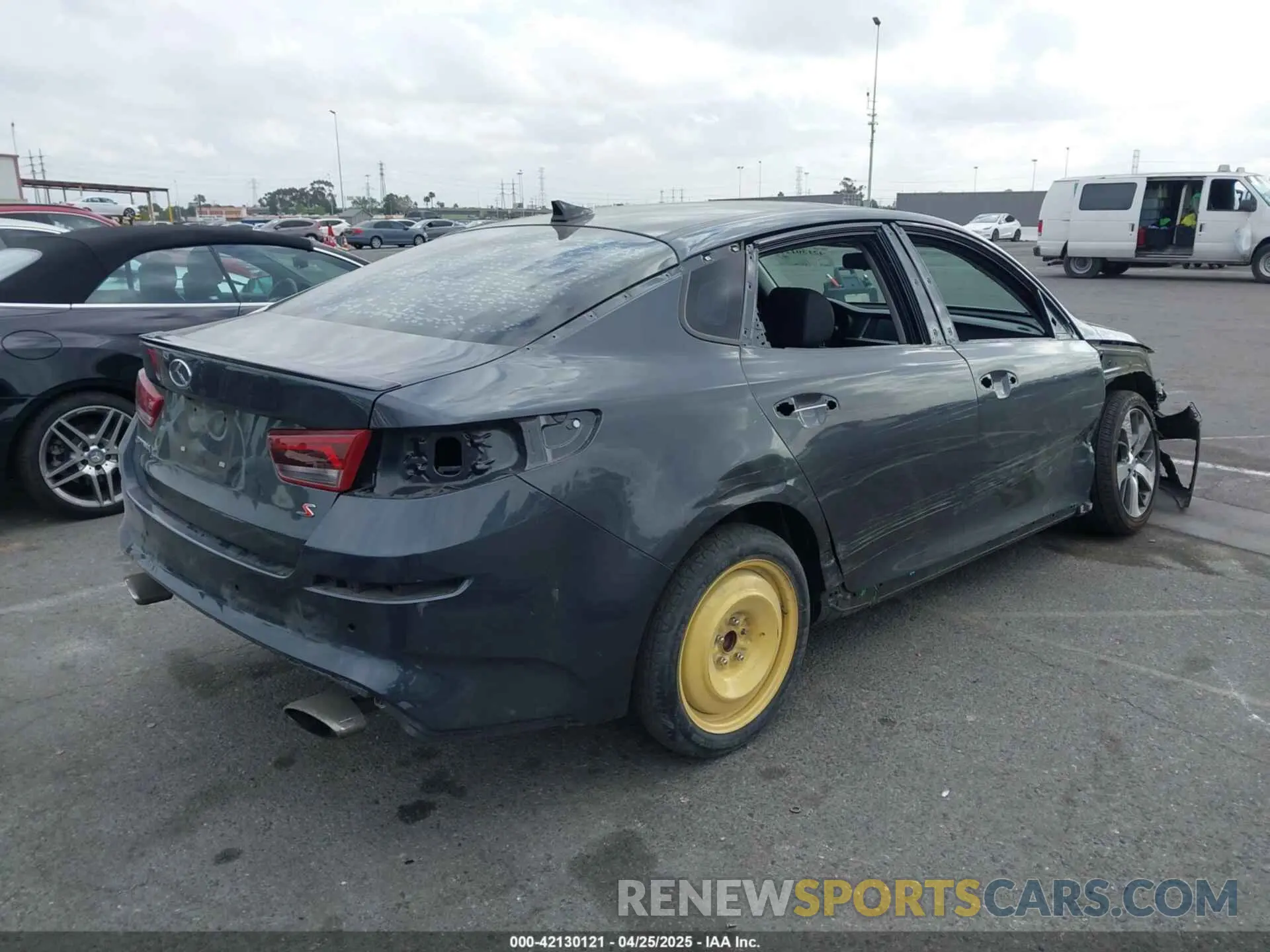 4 Photograph of a damaged car 5XXGT4L38LG419204 KIA OPTIMA 2020