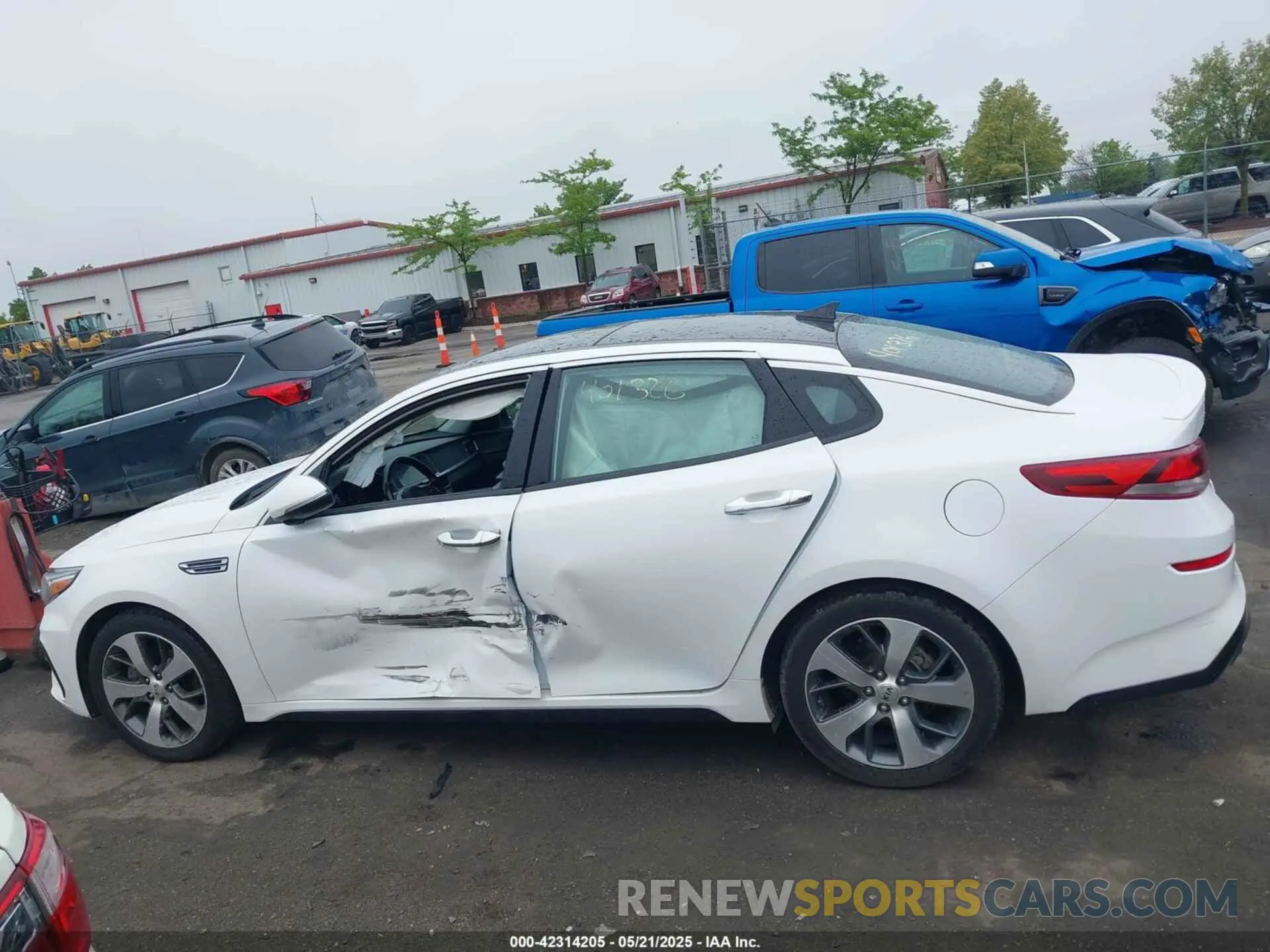 14 Photograph of a damaged car 5XXGT4L39LG401326 KIA OPTIMA 2020