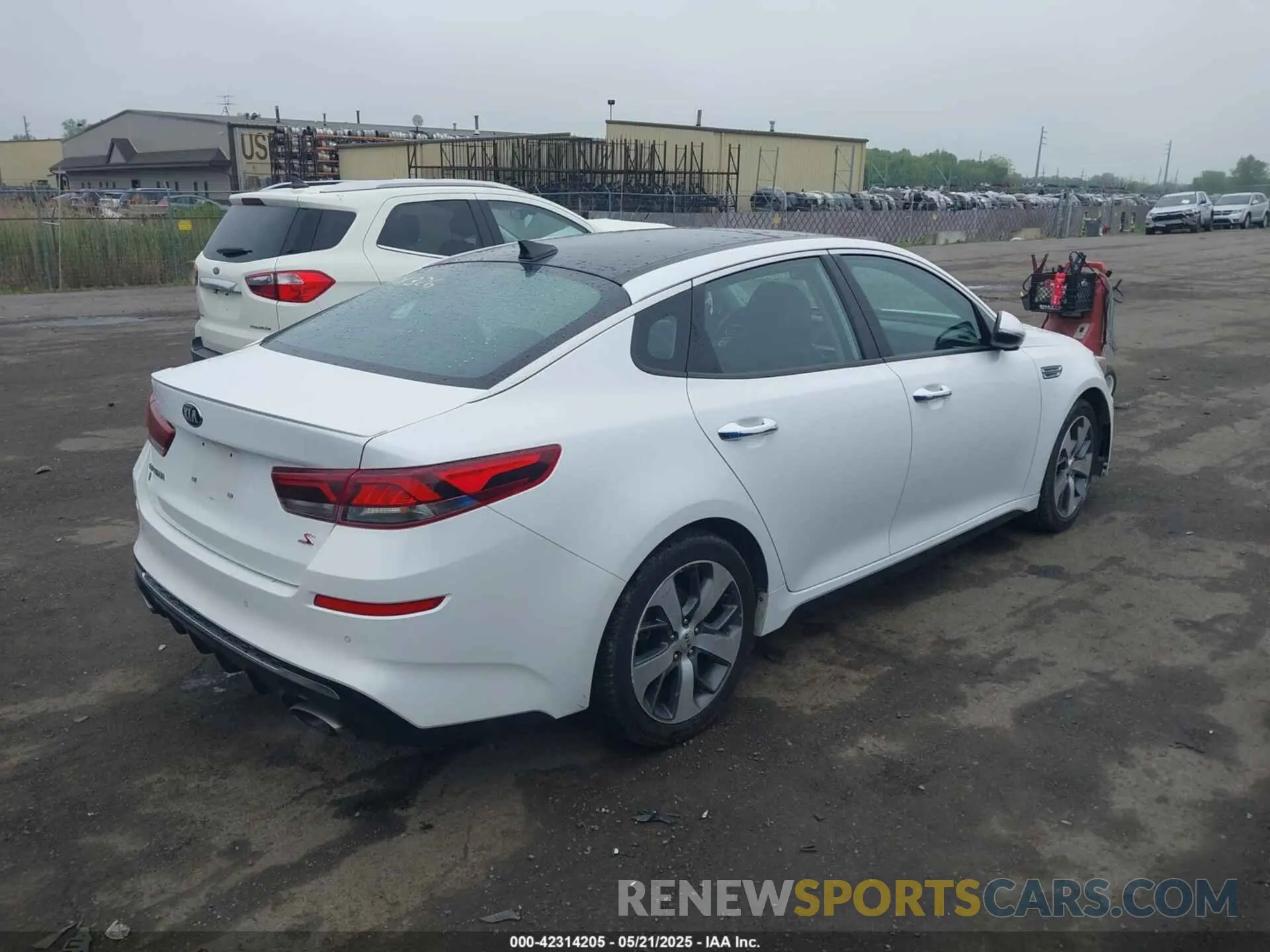 4 Photograph of a damaged car 5XXGT4L39LG401326 KIA OPTIMA 2020