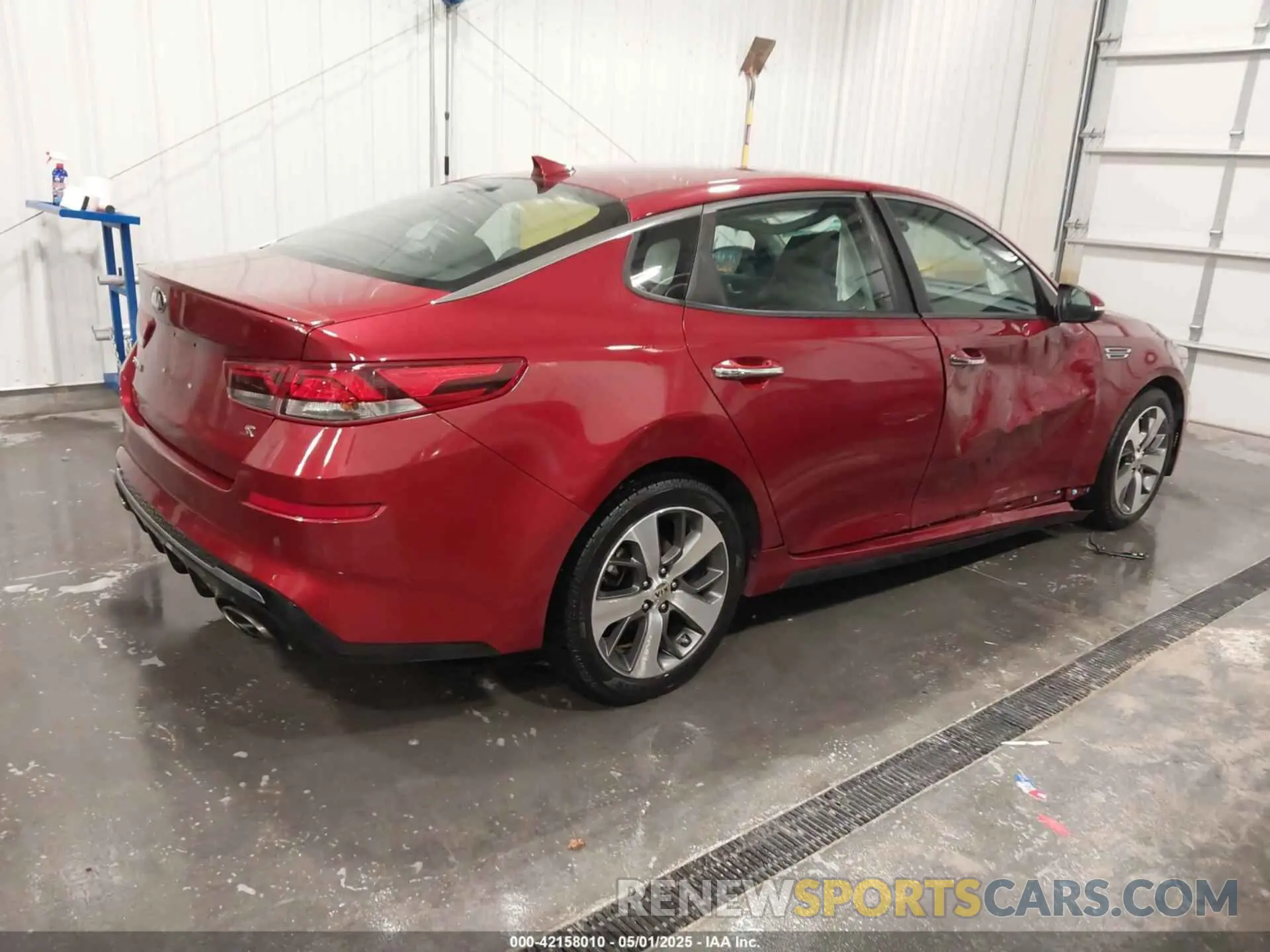4 Photograph of a damaged car 5XXGT4L39LG417168 KIA OPTIMA 2020