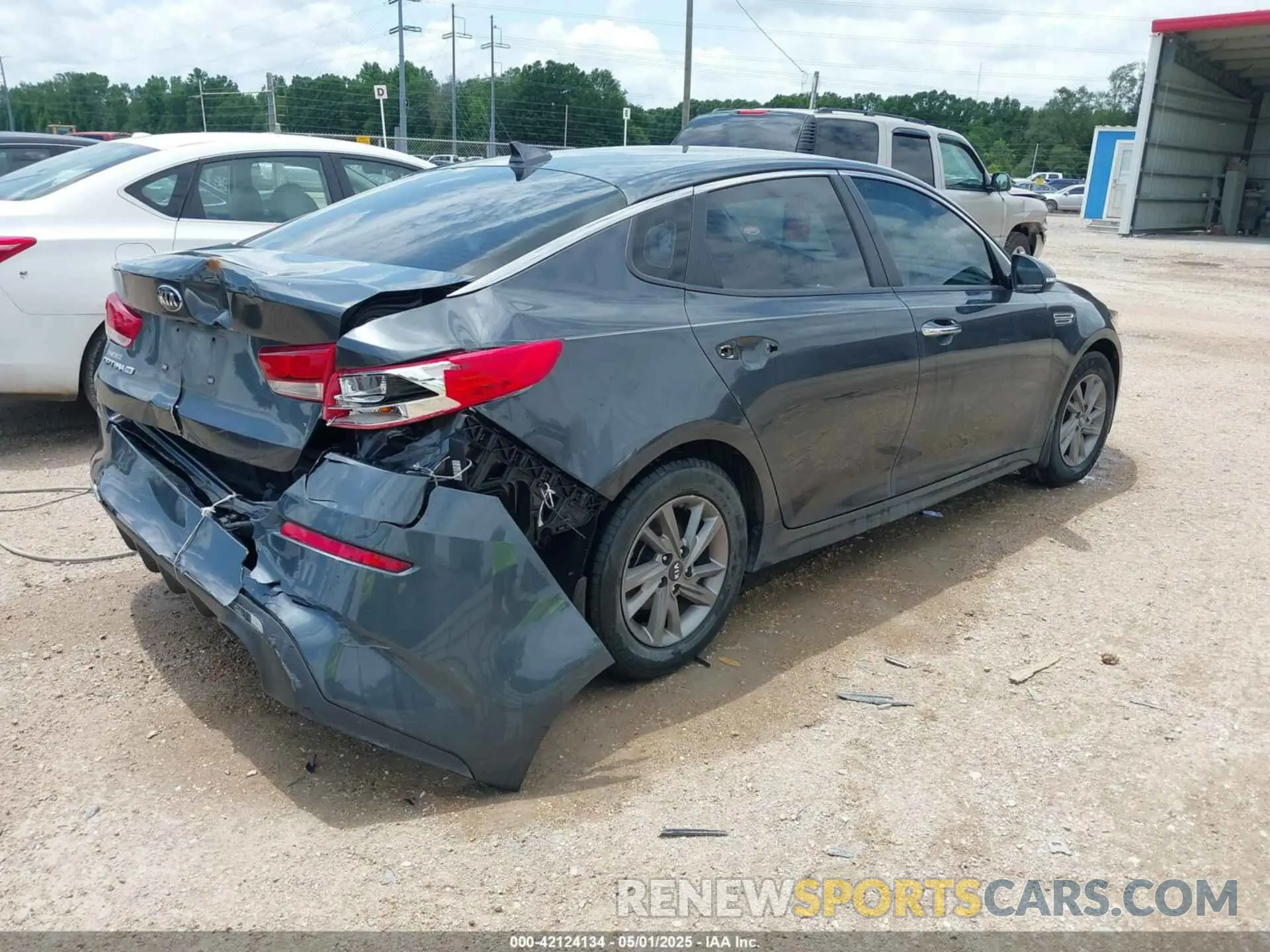 4 Photograph of a damaged car 5XXGT4L39LG437985 KIA OPTIMA 2020