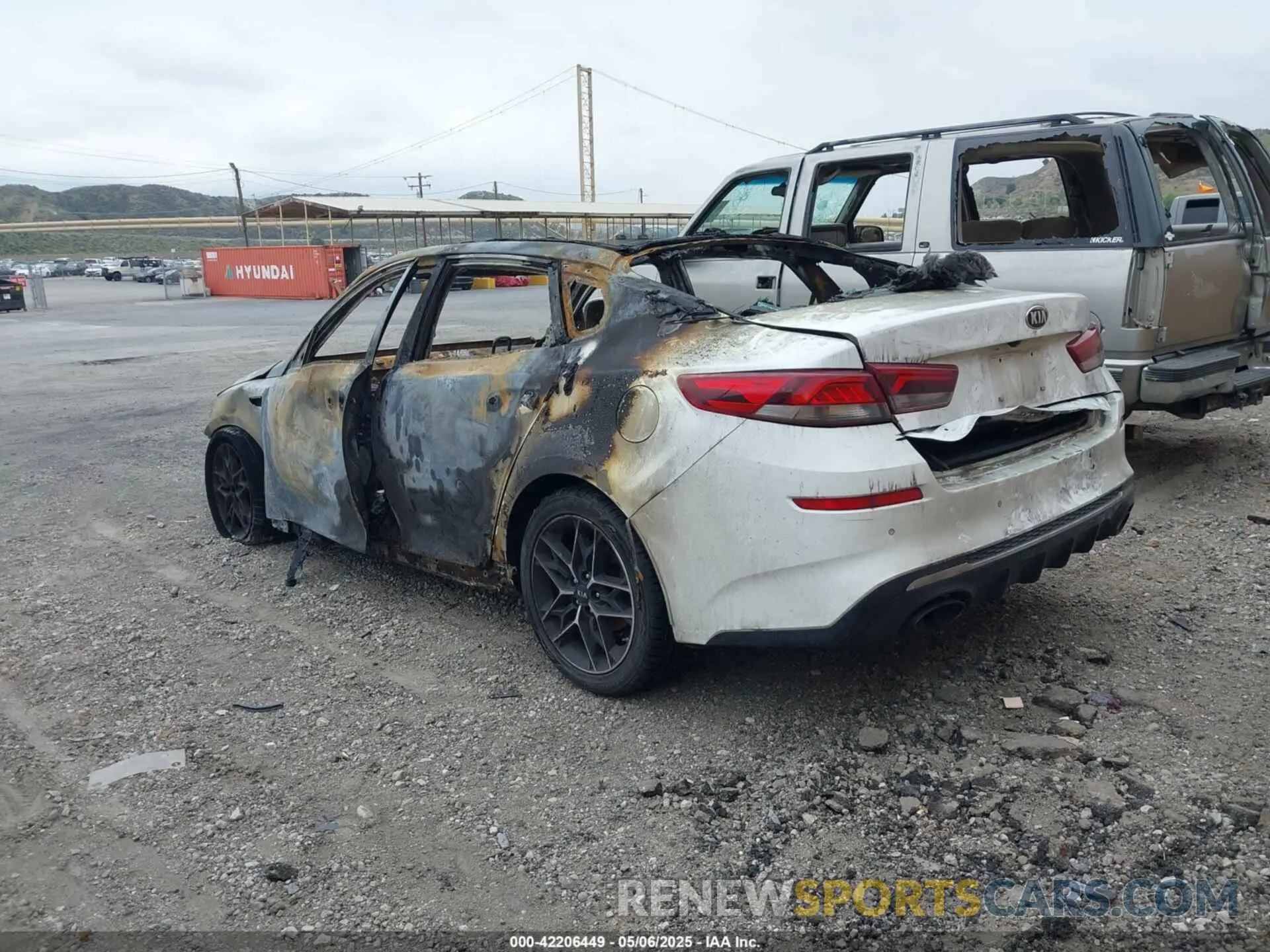 3 Photograph of a damaged car 5XXGT4L39LG438313 KIA OPTIMA 2020