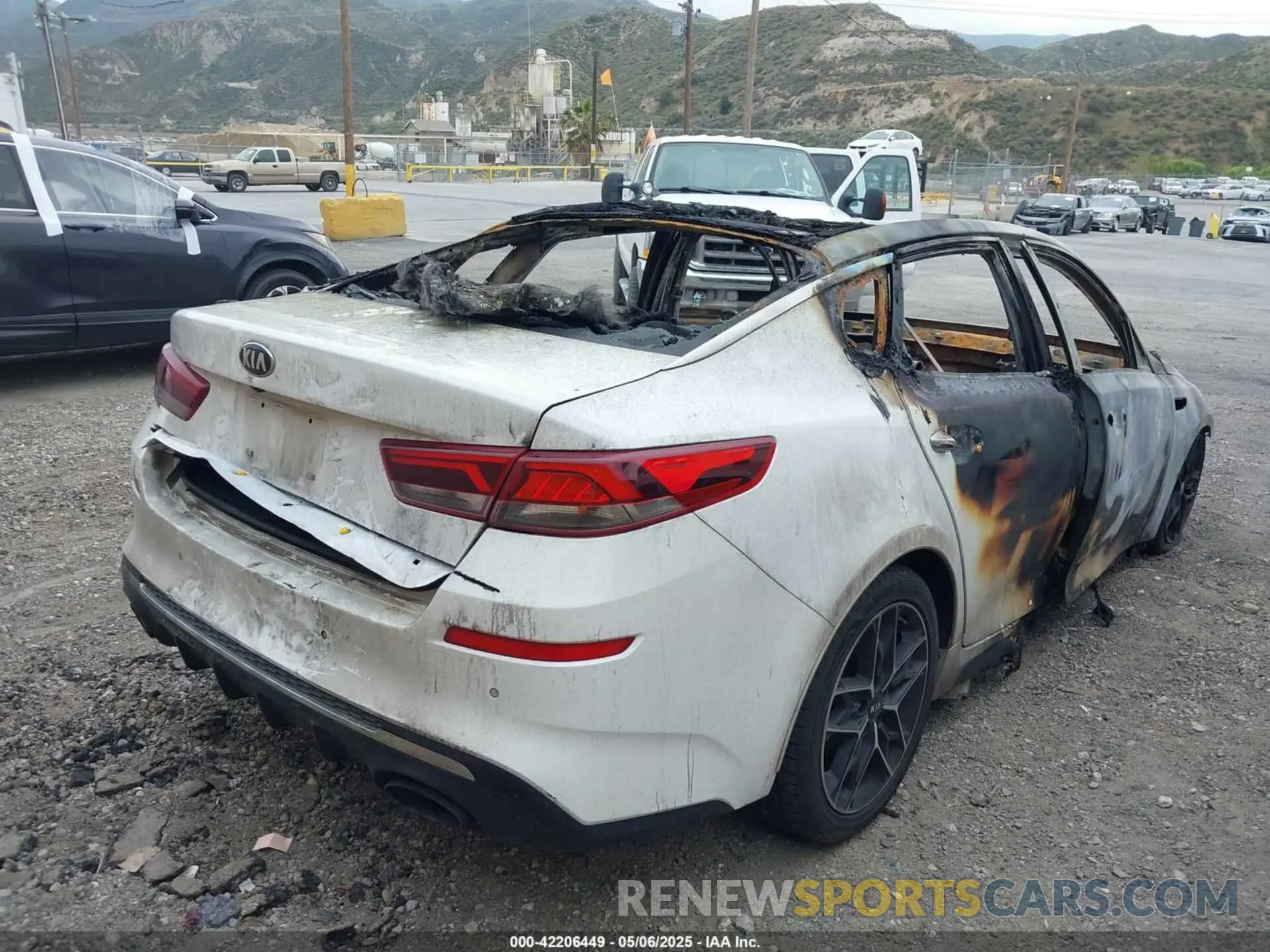 4 Photograph of a damaged car 5XXGT4L39LG438313 KIA OPTIMA 2020