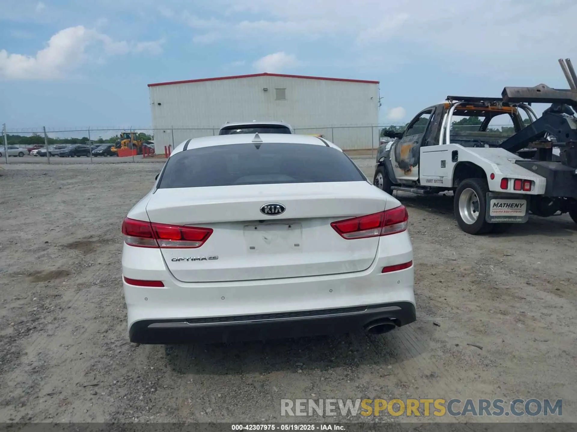 17 Photograph of a damaged car 5XXGT4L3XLG385606 KIA OPTIMA 2020