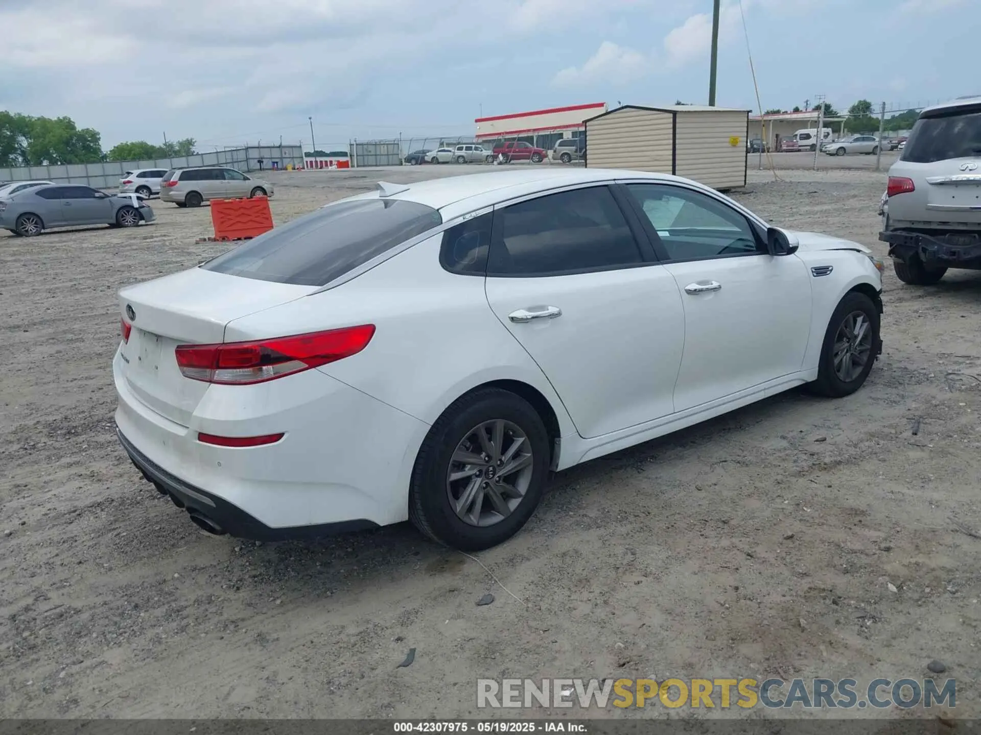 4 Photograph of a damaged car 5XXGT4L3XLG385606 KIA OPTIMA 2020