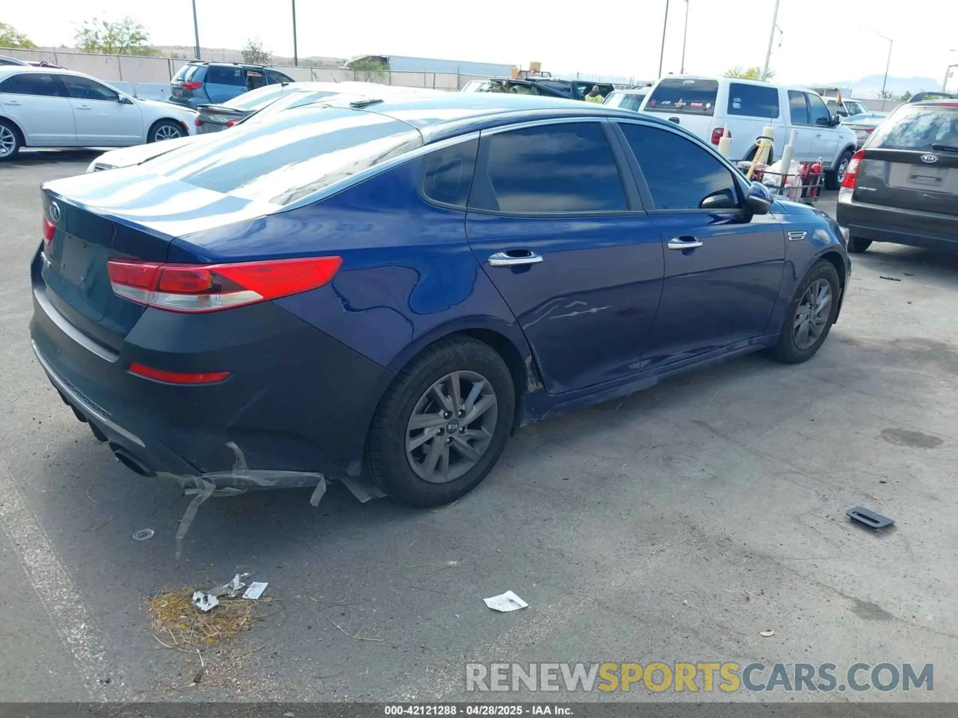 4 Photograph of a damaged car 5XXGT4L3XLG386786 KIA OPTIMA 2020