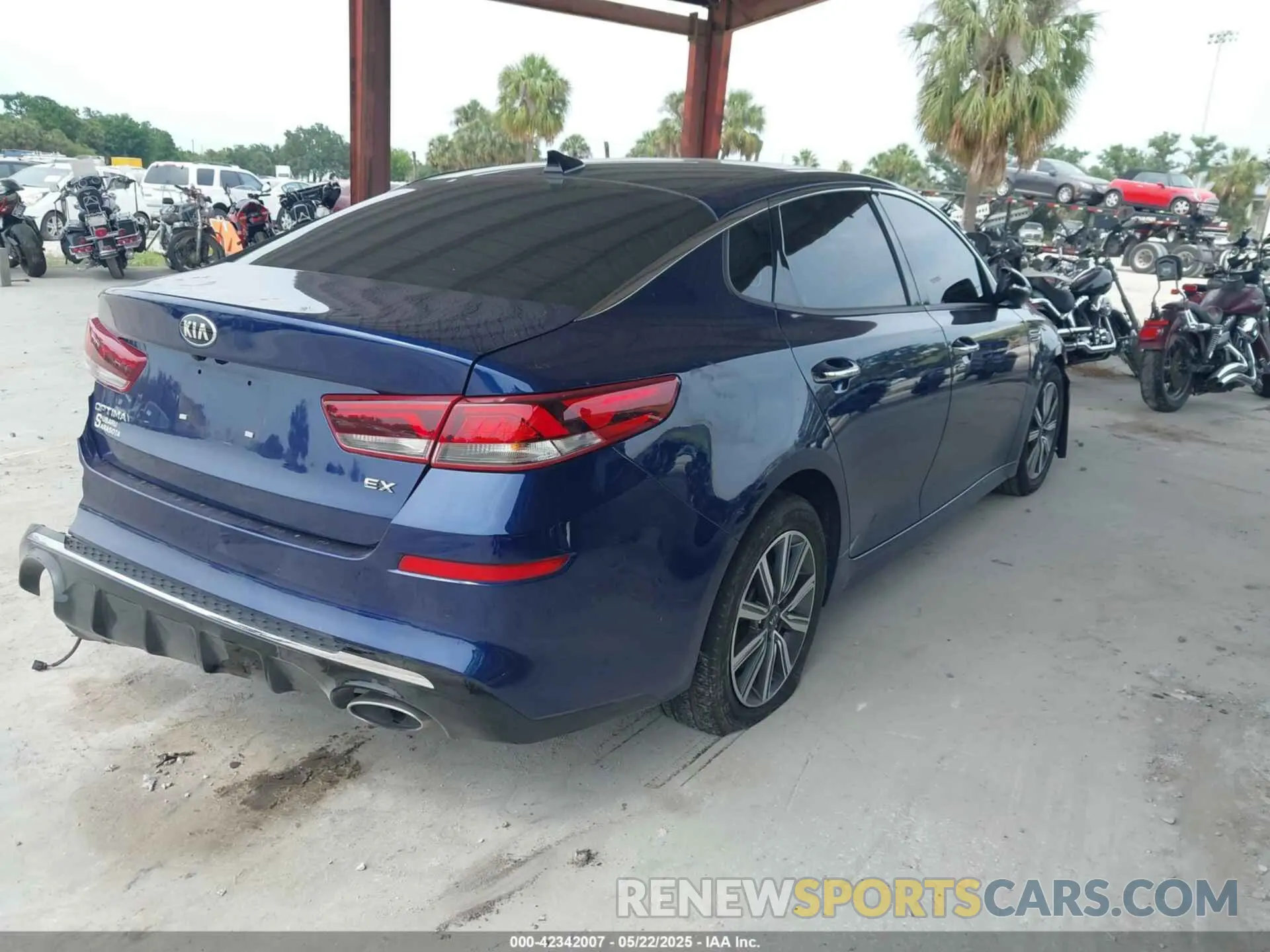 4 Photograph of a damaged car 5XXGU4L13LG405125 KIA OPTIMA 2020